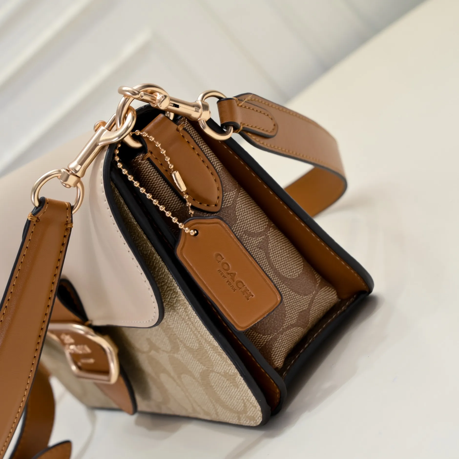P440 [Top original order] New COACH MORGAN classic one-shoulder cross-body armpit bag CR332 milk tea splicing design ~ two different shades of presbyopic fabrics, exquisite and layered, elegant and generous ~ visually very harmonious and versatile! Size:26.5*6.5*14cm