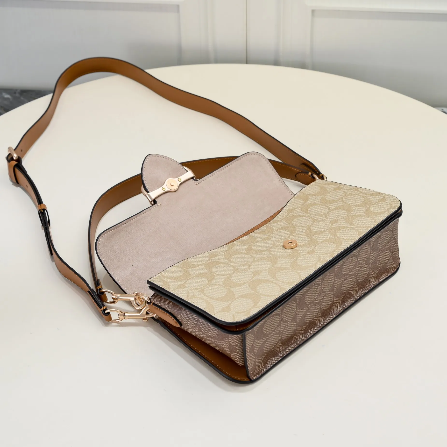 P440 [Top original order] New COACH MORGAN classic one-shoulder cross-body armpit bag CR332 milk tea splicing design ~ two different shades of presbyopic fabrics, exquisite and layered, elegant and generous ~ visually very harmonious and versatile! Size:26.5*6.5*14cm