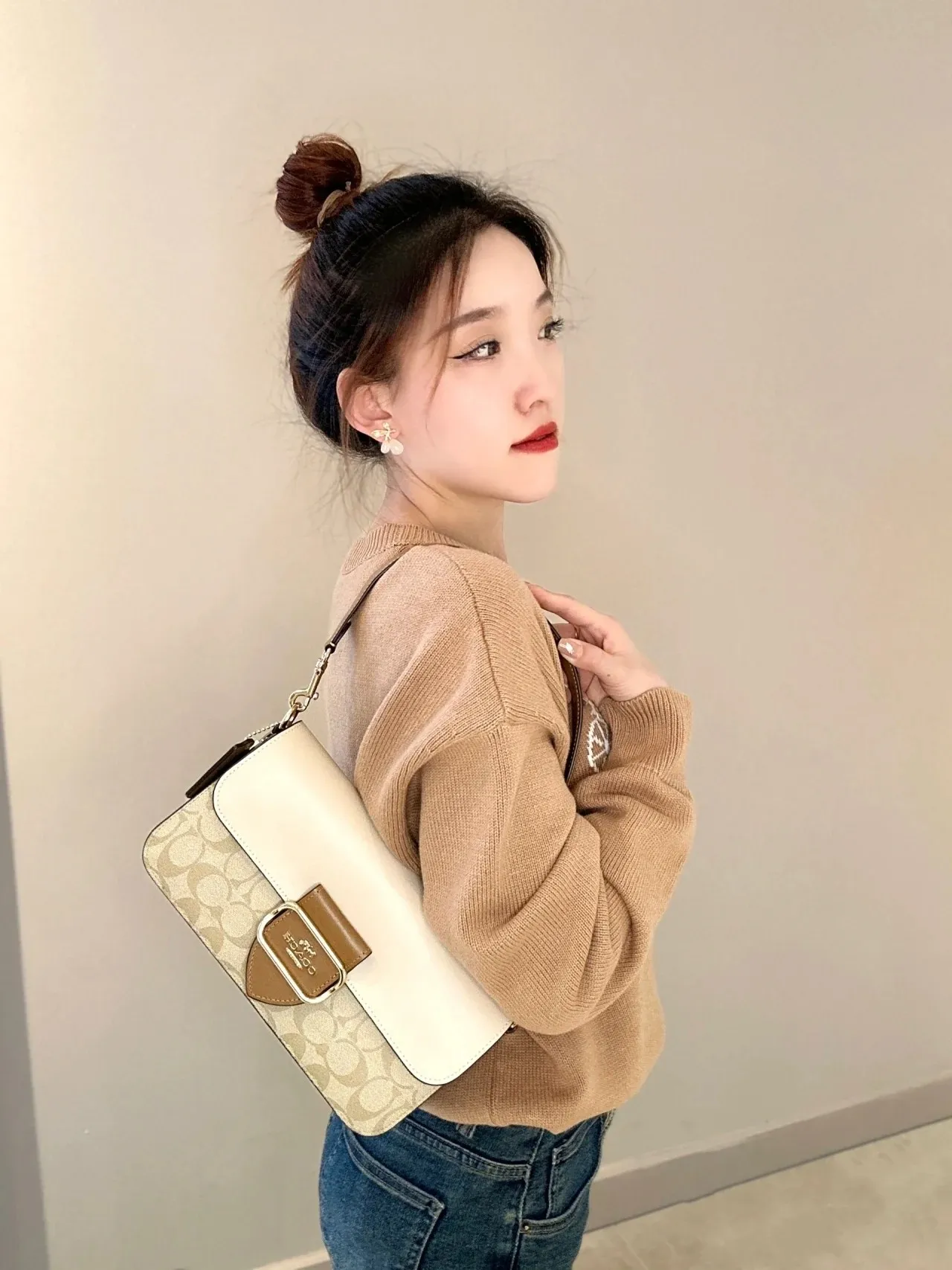 P440 [Top original order] New COACH MORGAN classic one-shoulder cross-body armpit bag CR332 milk tea splicing design ~ two different shades of presbyopic fabrics, exquisite and layered, elegant and generous ~ visually very harmonious and versatile! Size:26.5*6.5*14cm