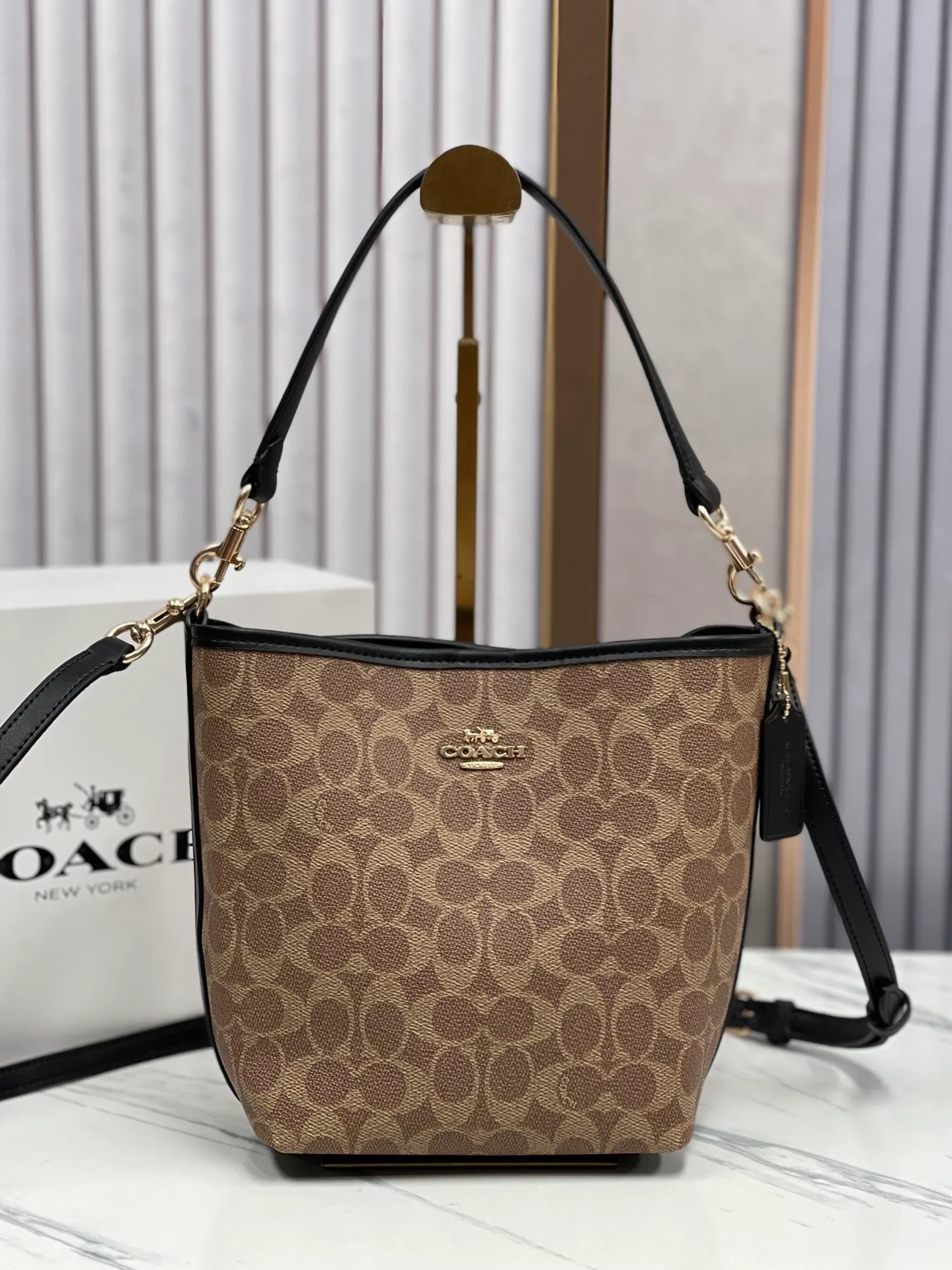 Top original order, batch 380¥ Coach new style. Model CT800 City Bucket bucket bag comes in 4 colors. It is the most casual bucket bag. It has several elements and styles. The elements of the hobo bag are the most similar. It is a simple style. It is very versatile for upper body travel. It has a large capacity. It is simple and can be worn under the armpit or cross-body. The two shoulder straps can be matched at will. The size is about 17/11/21