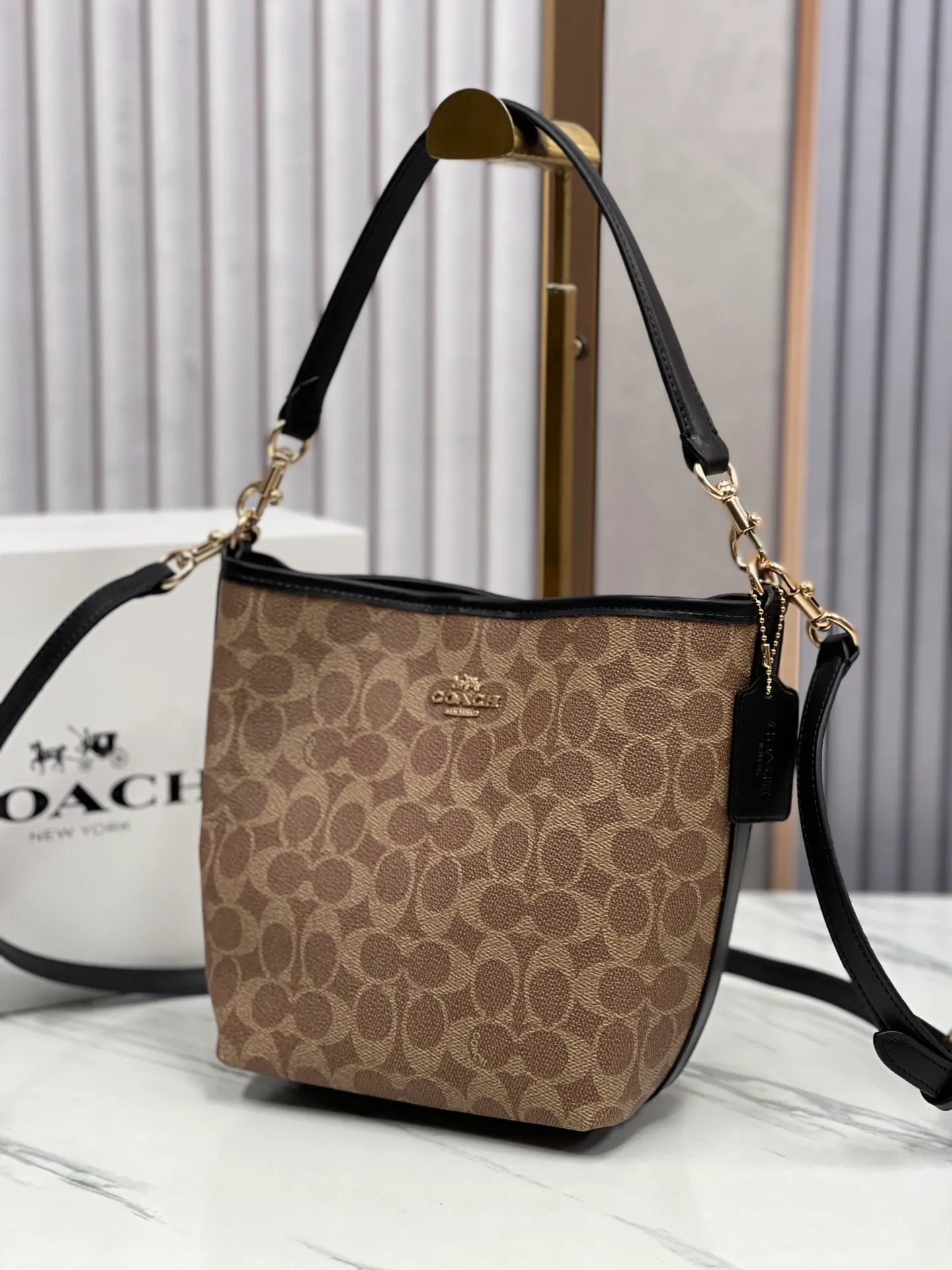 Top original order, batch 380¥ Coach new style. Model CT800 City Bucket bucket bag comes in 4 colors. It is the most casual bucket bag. It has several elements and styles. The elements of the hobo bag are the most similar. It is a simple style. It is very versatile for upper body travel. It has a large capacity. It is simple and can be worn under the armpit or cross-body. The two shoulder straps can be matched at will. The size is about 17/11/21