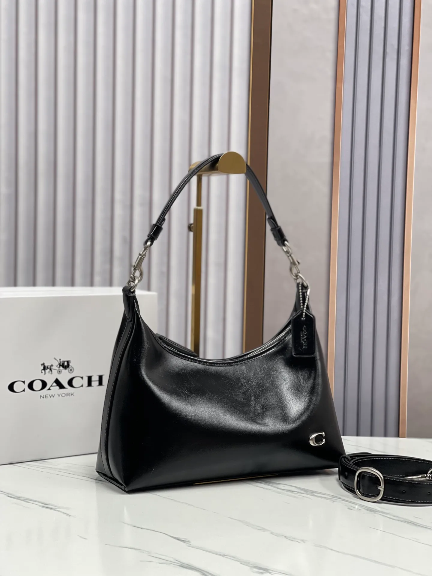 Top original order, batch 440💰 coach new model, new model CR652 in April. Juliet Shoulder with oil wax leather texture, super simple and elegant style. I love it. It is made of ultra-light material design. It can be worn cross-body under the arm. The capacity is also very large. You can put an umbrella in it. I like the three colors. Size: 30·22·11.5