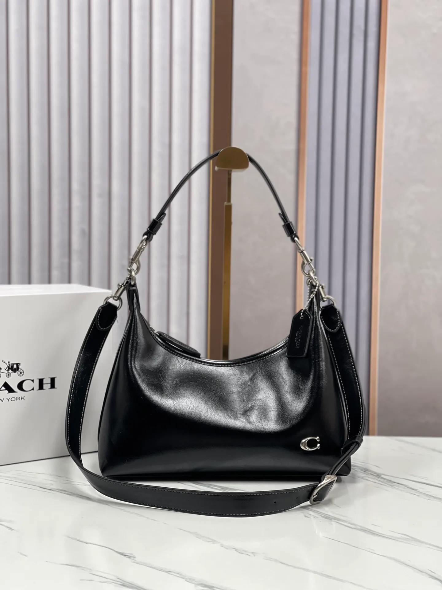 Top original order, batch 440💰 coach new model, new model CR652 in April. Juliet Shoulder with oil wax leather texture, super simple and elegant style. I love it. It is made of ultra-light material design. It can be worn cross-body under the arm. The capacity is also very large. You can put an umbrella in it. I like the three colors. Size: 30·22·11.5