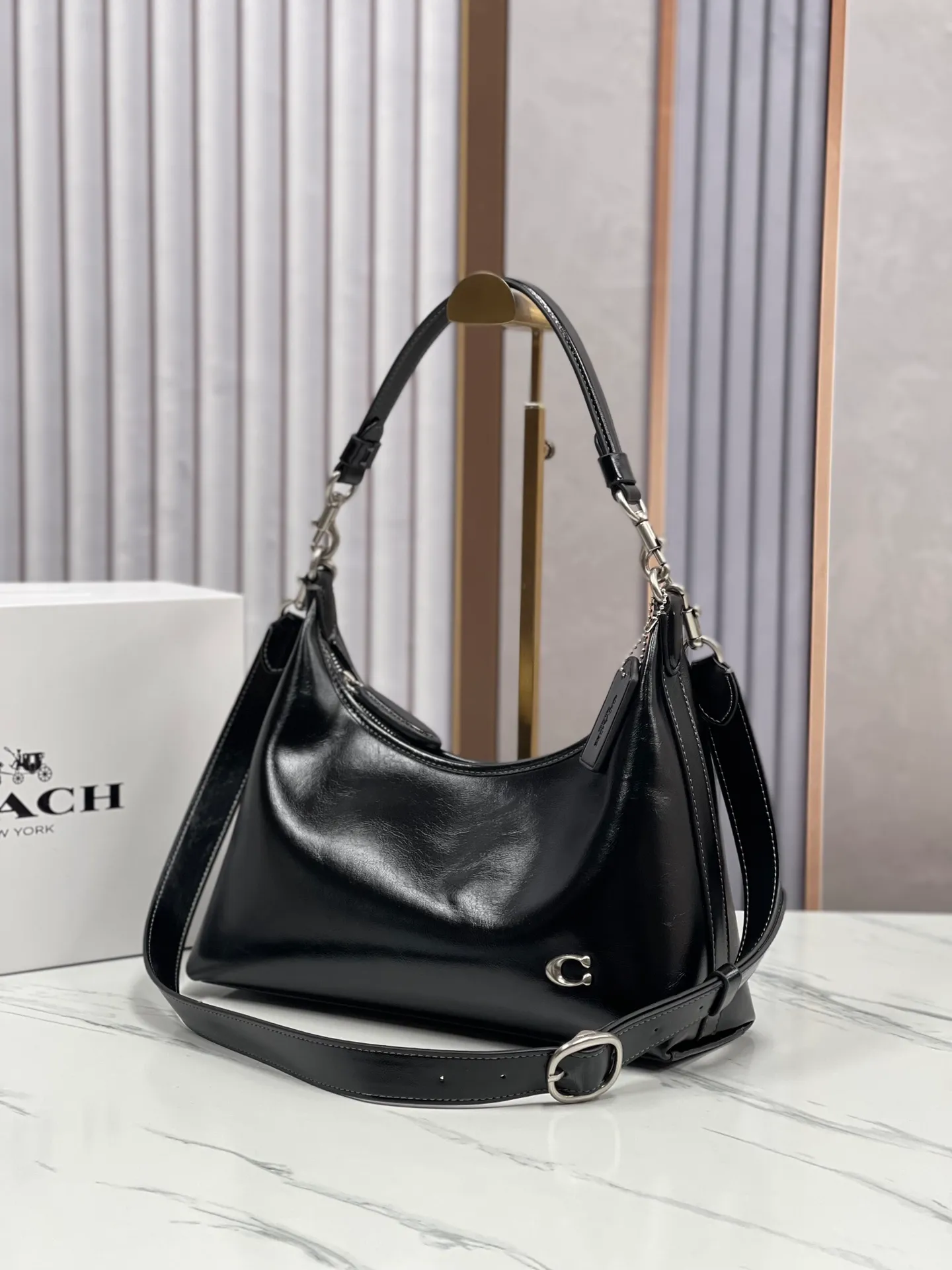 Top original order, batch 440💰 coach new model, new model CR652 in April. Juliet Shoulder with oil wax leather texture, super simple and elegant style. I love it. It is made of ultra-light material design. It can be worn cross-body under the arm. The capacity is also very large. You can put an umbrella in it. I like the three colors. Size: 30·22·11.5