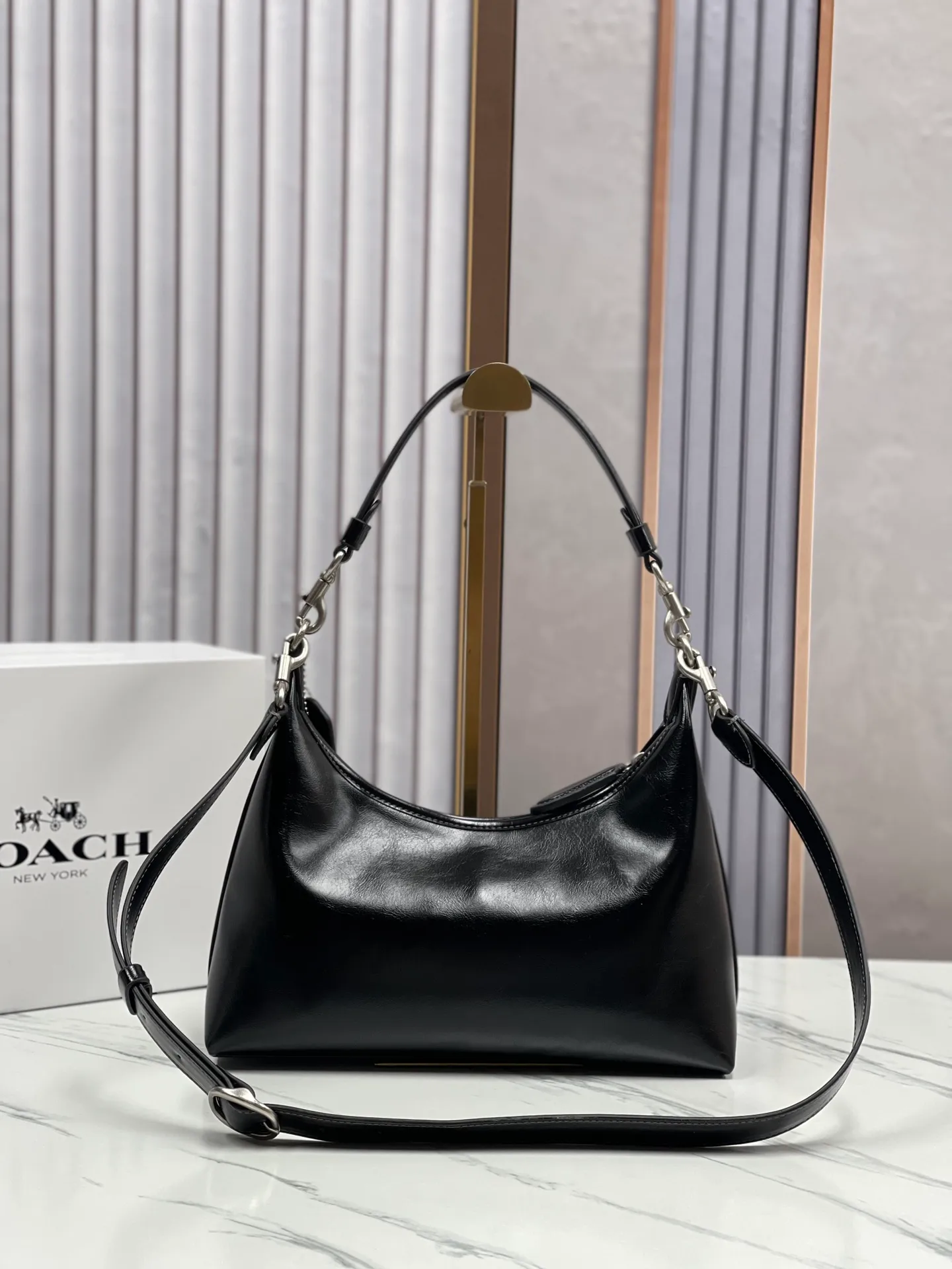 Top original order, batch 440💰 coach new model, new model CR652 in April. Juliet Shoulder with oil wax leather texture, super simple and elegant style. I love it. It is made of ultra-light material design. It can be worn cross-body under the arm. The capacity is also very large. You can put an umbrella in it. I like the three colors. Size: 30·22·11.5