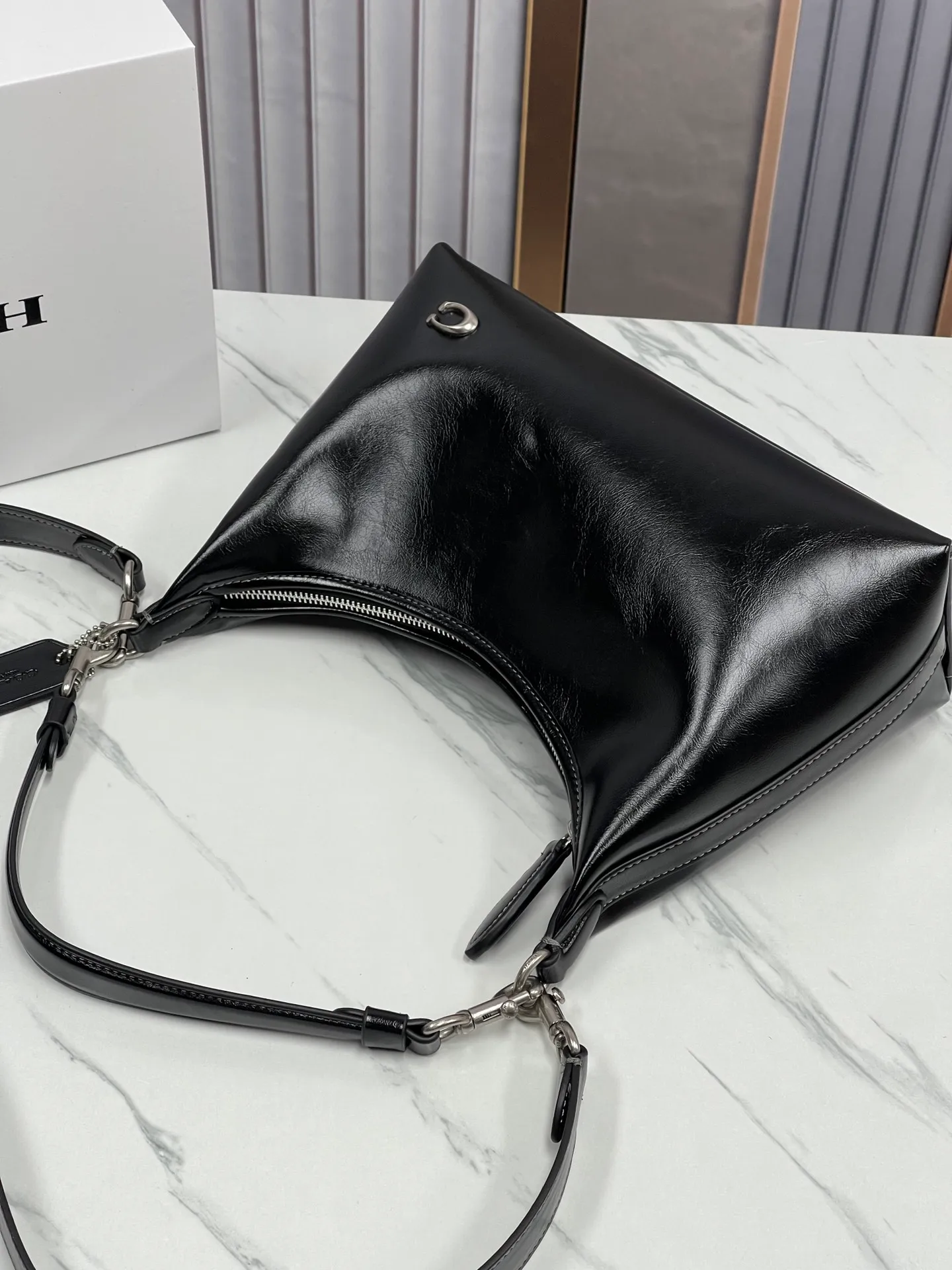 Top original order, batch 440💰 coach new model, new model CR652 in April. Juliet Shoulder with oil wax leather texture, super simple and elegant style. I love it. It is made of ultra-light material design. It can be worn cross-body under the arm. The capacity is also very large. You can put an umbrella in it. I like the three colors. Size: 30·22·11.5