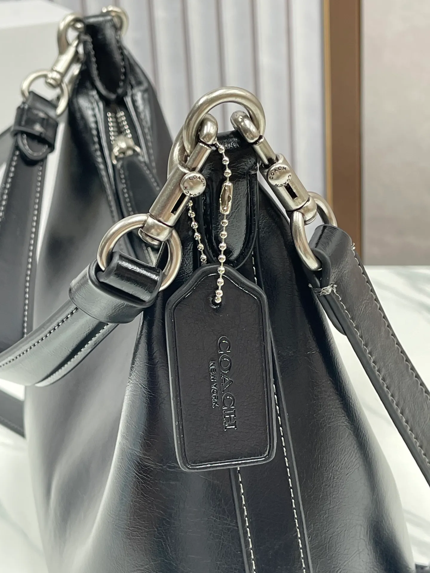 Top original order, batch 440💰 coach new model, new model CR652 in April. Juliet Shoulder with oil wax leather texture, super simple and elegant style. I love it. It is made of ultra-light material design. It can be worn cross-body under the arm. The capacity is also very large. You can put an umbrella in it. I like the three colors. Size: 30·22·11.5