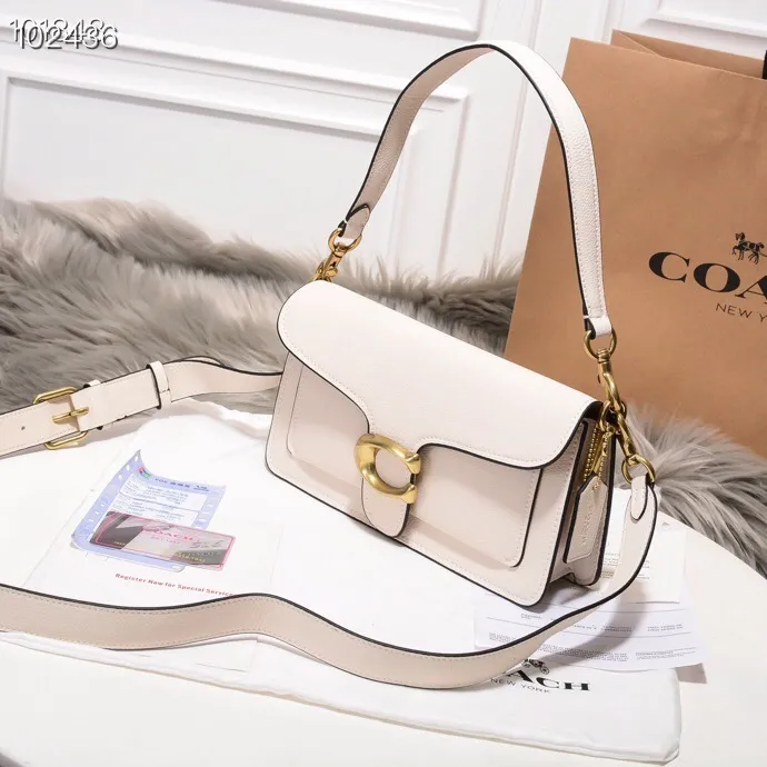 The classic Coach Quinlivan Bacchus bag 73995 is fashionable and versatile, simple and elegant. With a long strap, it is another style, cute and fresh! This bag is really versatile! It is not very heavy, and the leather is very comfortable to touch, not easily deformed, soft and comfortable! Size: 26*15*7.5cm