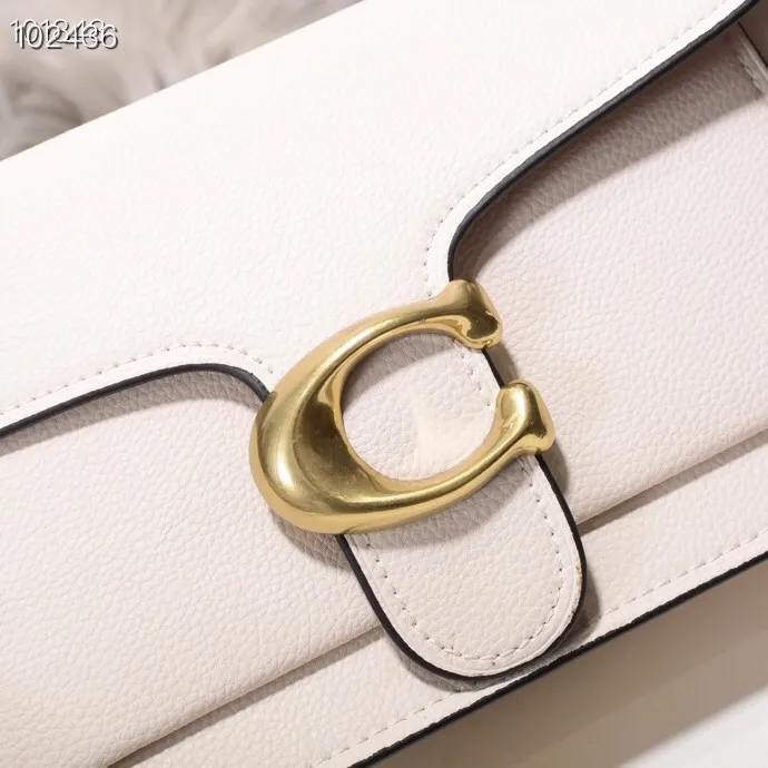 The classic Coach Quinlivan Bacchus bag 73995 is fashionable and versatile, simple and elegant. With a long strap, it is another style, cute and fresh! This bag is really versatile! It is not very heavy, and the leather is very comfortable to touch, not easily deformed, soft and comfortable! Size: 26*15*7.5cm