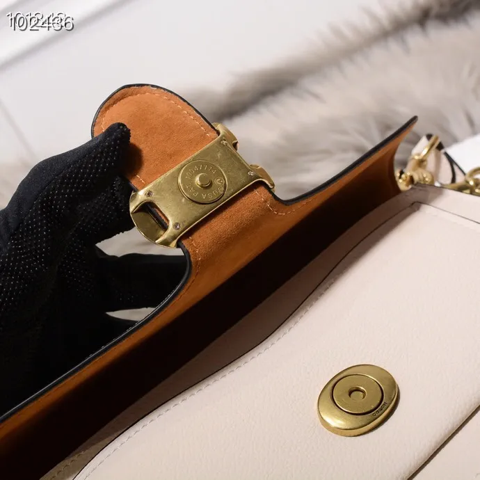 The classic Coach Quinlivan Bacchus bag 73995 is fashionable and versatile, simple and elegant. With a long strap, it is another style, cute and fresh! This bag is really versatile! It is not very heavy, and the leather is very comfortable to touch, not easily deformed, soft and comfortable! Size: 26*15*7.5cm