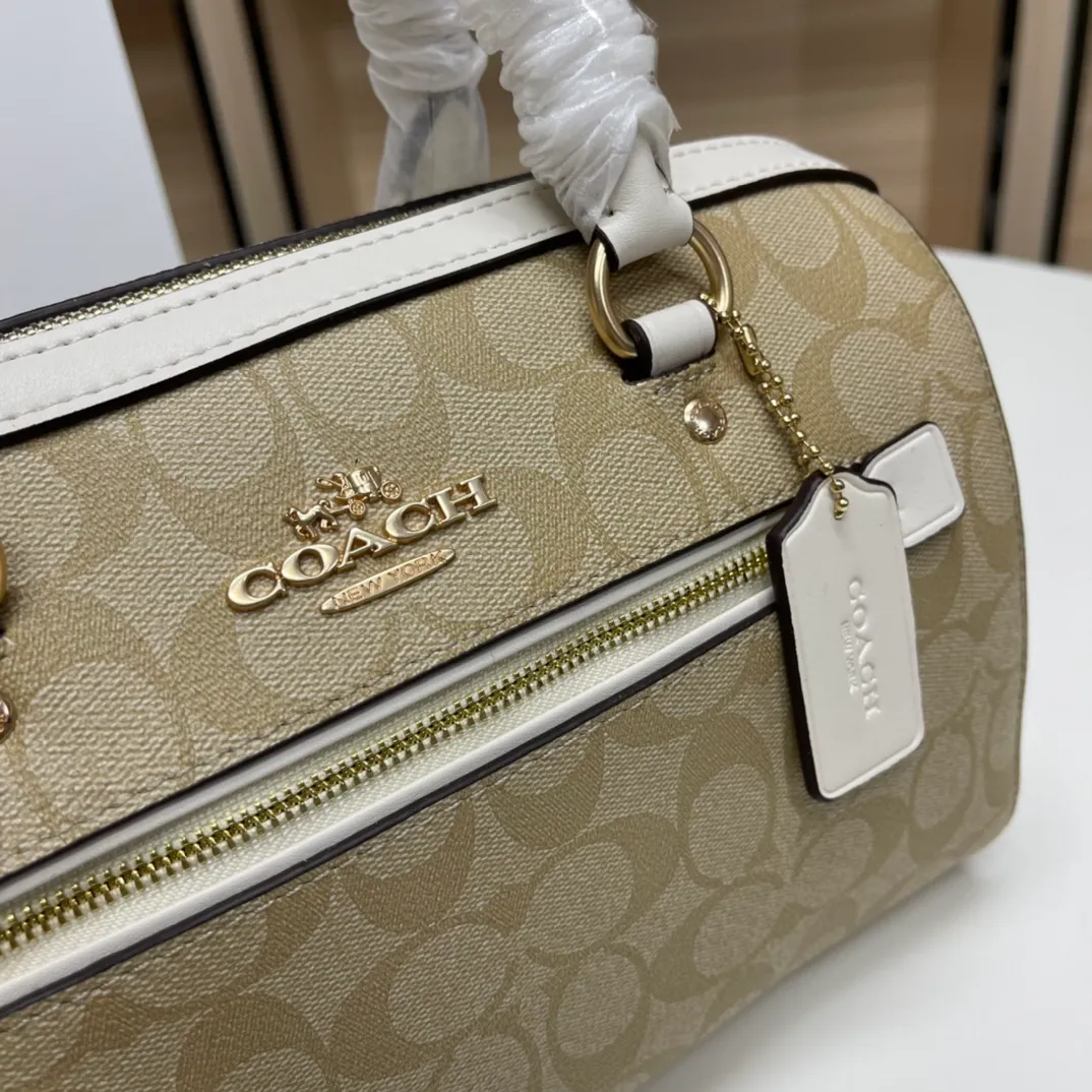 Top original order, batch 480💰COACH/Coach’s new Boston bag 83607 is a super practical bag, regardless of age or season. The bag has a large space and can hold a lot of things. This bag has a long shoulder strap and can be worn cross-body. Size:26*15*13cm
