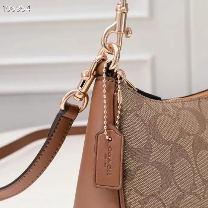 P260 [Top original order] Coach's new Teri underarm bag CA548 is larger than the mahjong bag, and the capacity zipper arc is more beautiful. It is equipped with two shoulder straps. The bag body is simple and elegant, and the stiff structure shows a capable and neat temperament. Dimensions: 24.5cm long x 13cm high x 6cm wide