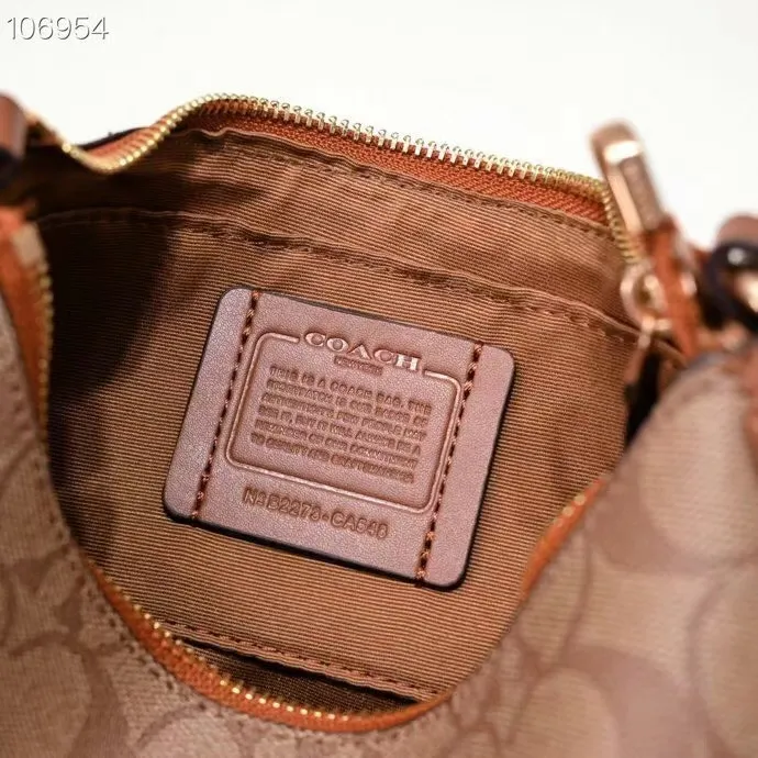 P260 [Top original order] Coach's new Teri underarm bag CA548 is larger than the mahjong bag, and the capacity zipper arc is more beautiful. It is equipped with two shoulder straps. The bag body is simple and elegant, and the stiff structure shows a capable and neat temperament. Dimensions: 24.5cm long x 13cm high x 6cm wide