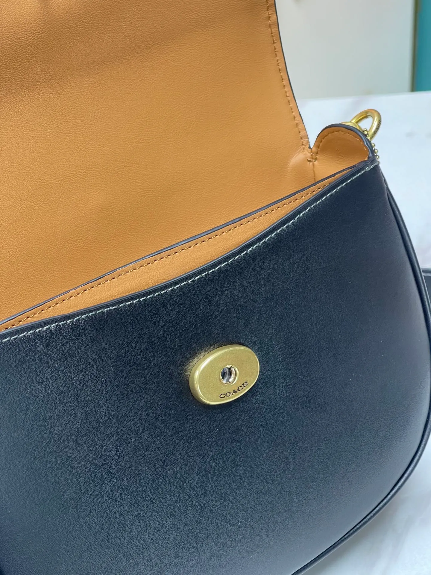 Batch 440💰 Coach’s new counter synchronization model CM705 HARLER shoulder crossbody bag saddle bag, minimalist and casual, casual and versatile item ~ 22x17.5x6cm