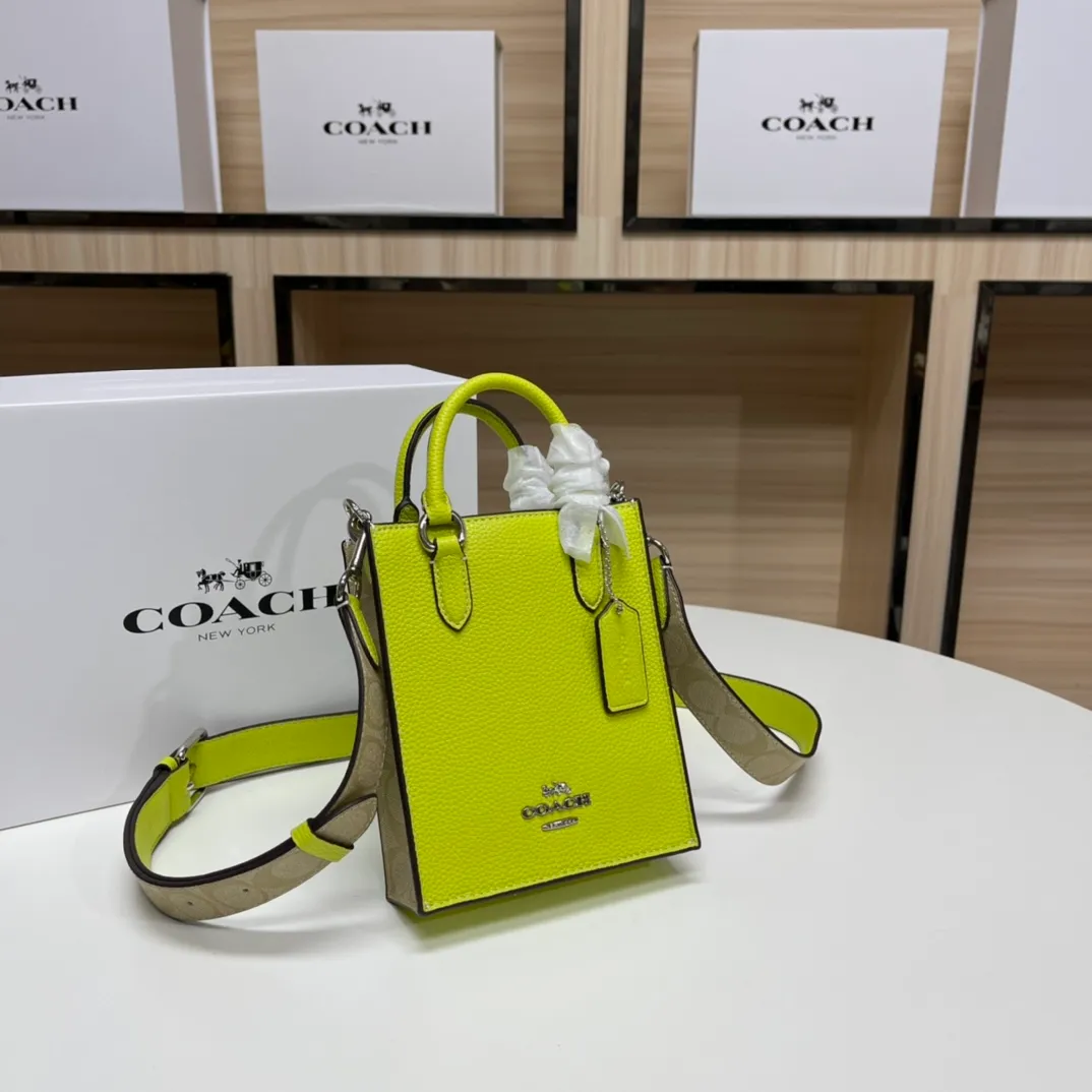 Top original order 📣Batch 380💰New small tote CJ494 light card with white, brown with black CJ501 lemon yellow, orange CK170 beige Mini Tote small music bag The overall color system is very suitable for the hot summer. The bag shape is a simple music bag. The matching shoulder strap can be worn cross-body and detachable. It is very convenient and versatile. The magnetic buckle seal is small and very good for taking photos. Sports and leisure without losing classic elements, it can be perfectly matched with different styles. Size: 14*17*5