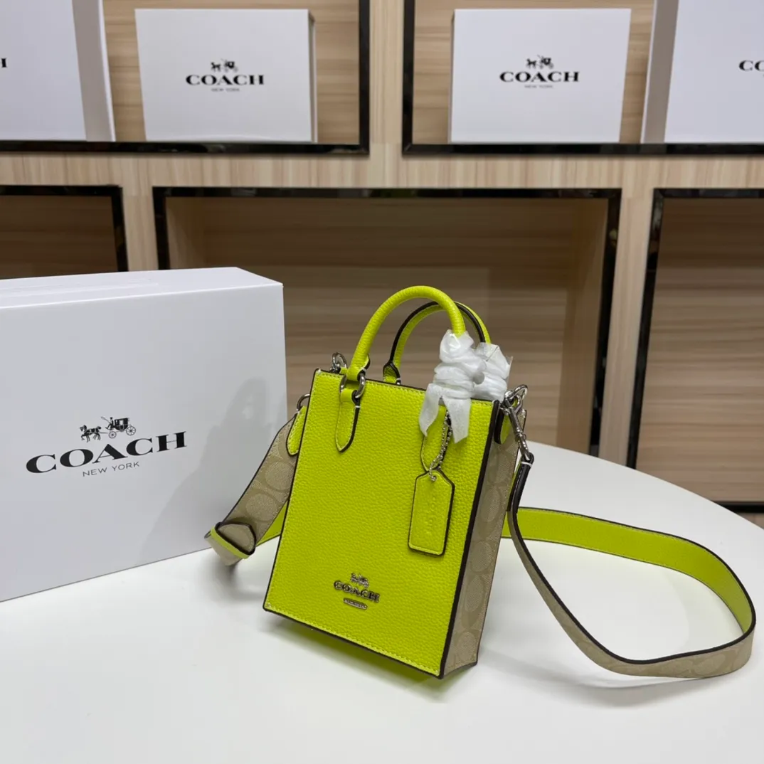 Top original order 📣Batch 380💰New small tote CJ494 light card with white, brown with black CJ501 lemon yellow, orange CK170 beige Mini Tote small music bag The overall color system is very suitable for the hot summer. The bag shape is a simple music bag. The matching shoulder strap can be worn cross-body and detachable. It is very convenient and versatile. The magnetic buckle seal is small and very good for taking photos. Sports and leisure without losing classic elements, it can be perfectly matched with different styles. Size: 14*17*5
