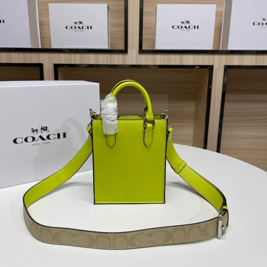 Top original order 📣Batch 380💰New small tote CJ494 light card with white, brown with black CJ501 lemon yellow, orange CK170 beige Mini Tote small music bag The overall color system is very suitable for the hot summer. The bag shape is a simple music bag. The matching shoulder strap can be worn cross-body and detachable. It is very convenient and versatile. The magnetic buckle seal is small and very good for taking photos. Sports and leisure without losing classic elements, it can be perfectly matched with different styles. Size: 14*17*5