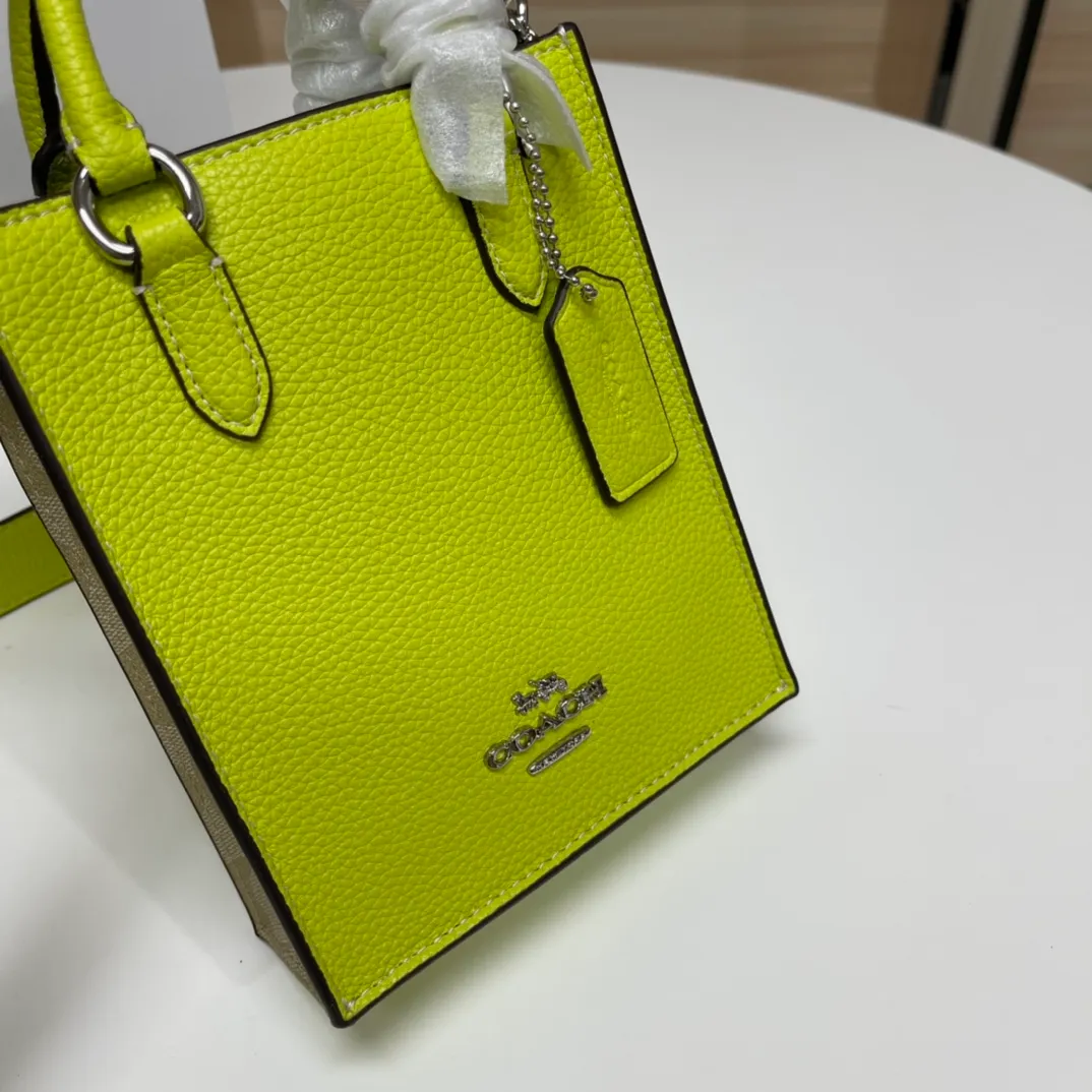 Top original order 📣Batch 380💰New small tote CJ494 light card with white, brown with black CJ501 lemon yellow, orange CK170 beige Mini Tote small music bag The overall color system is very suitable for the hot summer. The bag shape is a simple music bag. The matching shoulder strap can be worn cross-body and detachable. It is very convenient and versatile. The magnetic buckle seal is small and very good for taking photos. Sports and leisure without losing classic elements, it can be perfectly matched with different styles. Size: 14*17*5