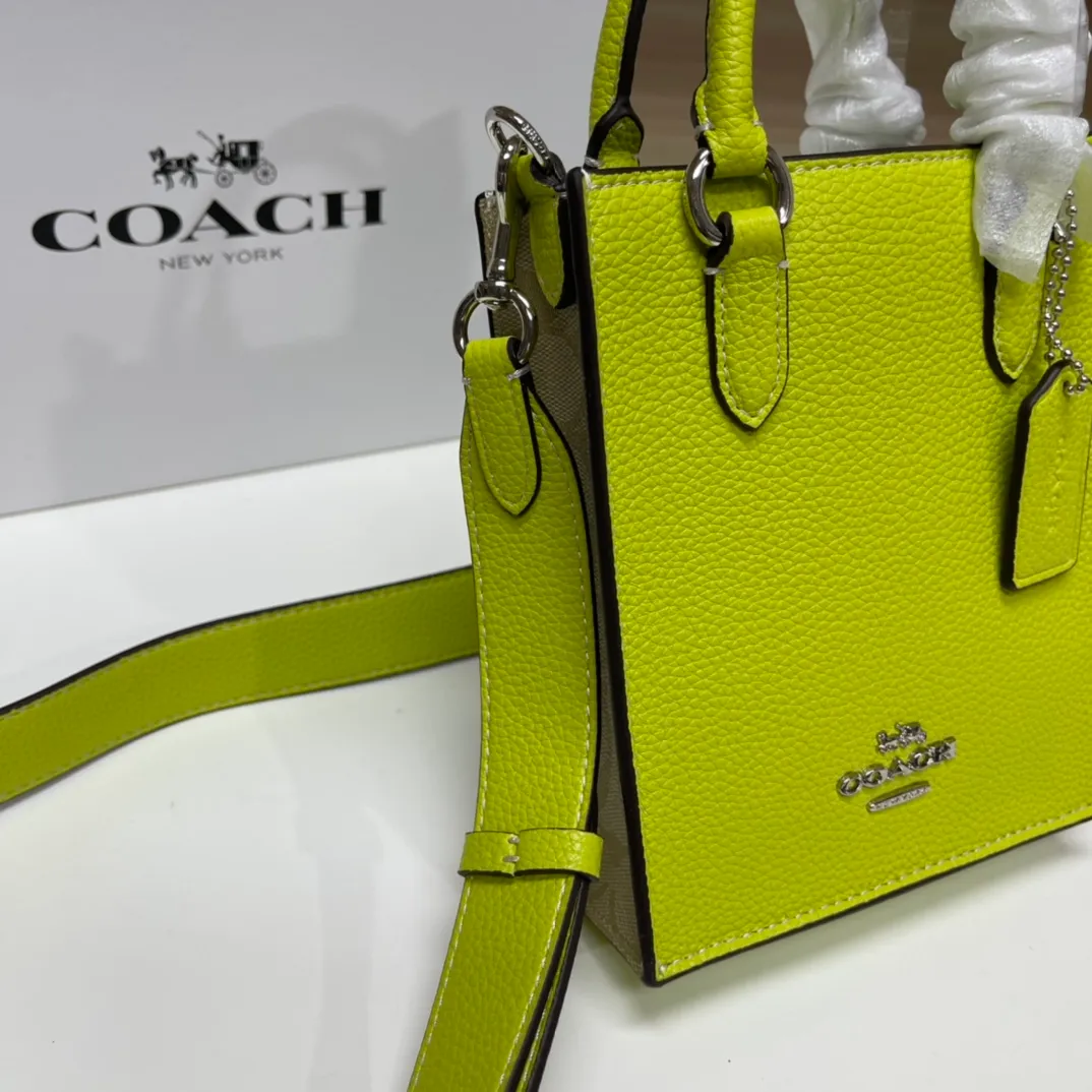 Top original order 📣Batch 380💰New small tote CJ494 light card with white, brown with black CJ501 lemon yellow, orange CK170 beige Mini Tote small music bag The overall color system is very suitable for the hot summer. The bag shape is a simple music bag. The matching shoulder strap can be worn cross-body and detachable. It is very convenient and versatile. The magnetic buckle seal is small and very good for taking photos. Sports and leisure without losing classic elements, it can be perfectly matched with different styles. Size: 14*17*5