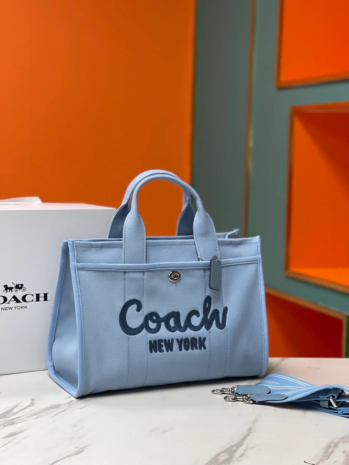 Top original order, batch 480💰Coach’s January new model CP416 cargo tote bag is a must-have for commuting and meets daily needs. Exquisite letter embroidery texture and full closed zipper design, very safe√Size: 33X24X14