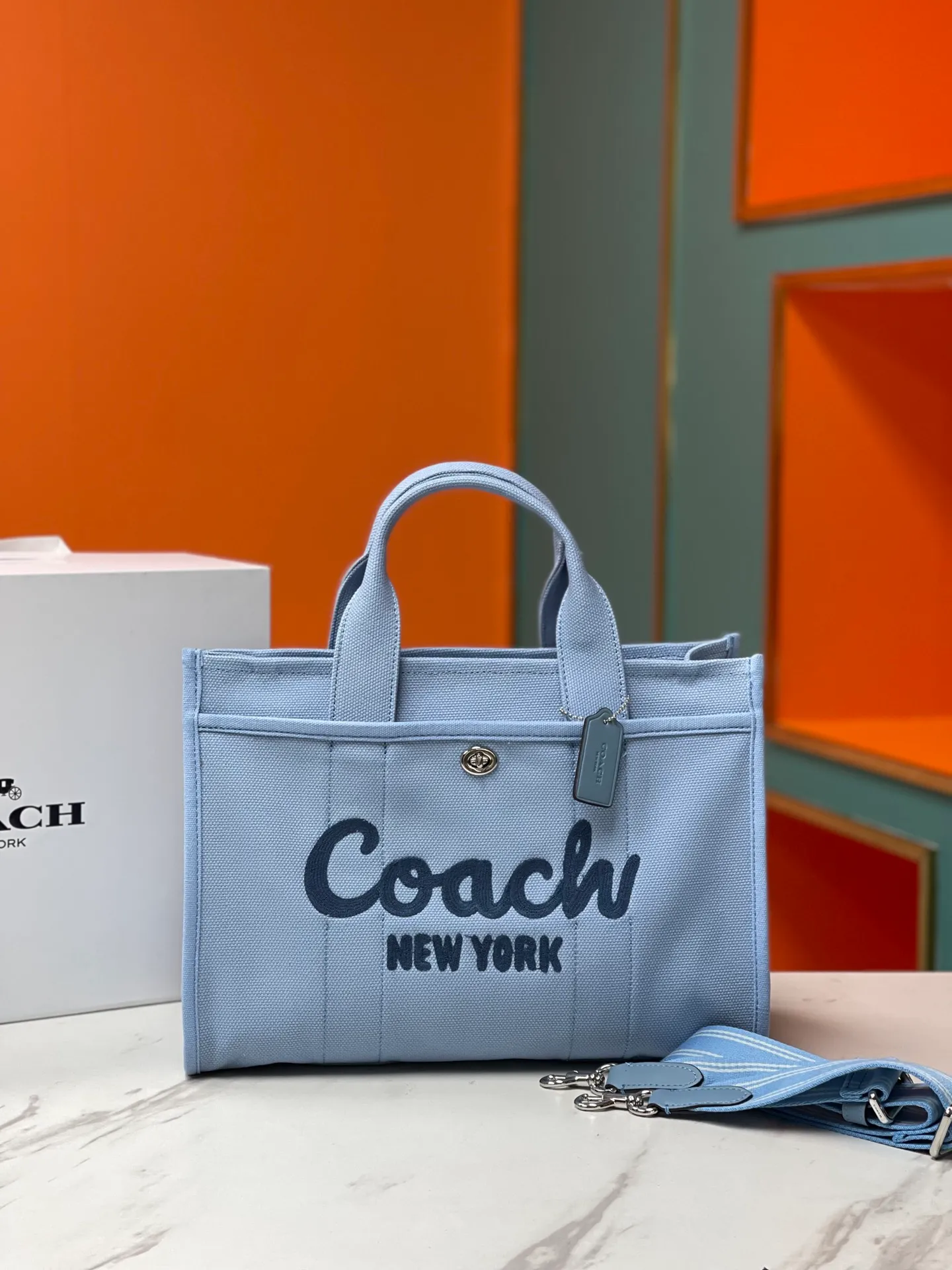 Top original order, batch 480💰Coach’s January new model CP416 cargo tote bag is a must-have for commuting and meets daily needs. Exquisite letter embroidery texture and full closed zipper design, very safe√Size: 33X24X14
