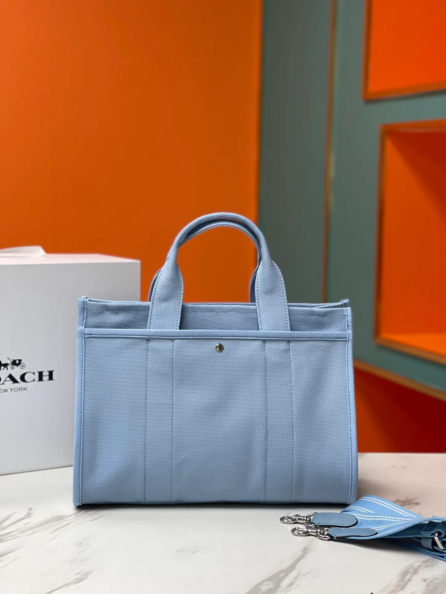 Top original order, batch 480💰Coach’s January new model CP416 cargo tote bag is a must-have for commuting and meets daily needs. Exquisite letter embroidery texture and full closed zipper design, very safe√Size: 33X24X14