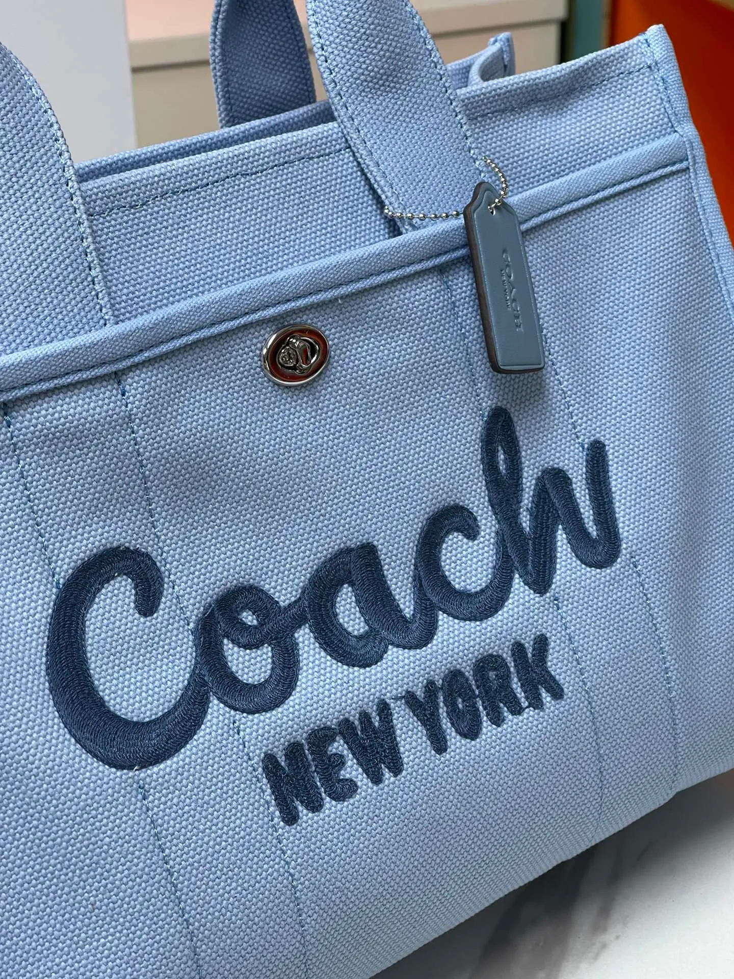 Top original order, batch 480💰Coach’s January new model CP416 cargo tote bag is a must-have for commuting and meets daily needs. Exquisite letter embroidery texture and full closed zipper design, very safe√Size: 33X24X14