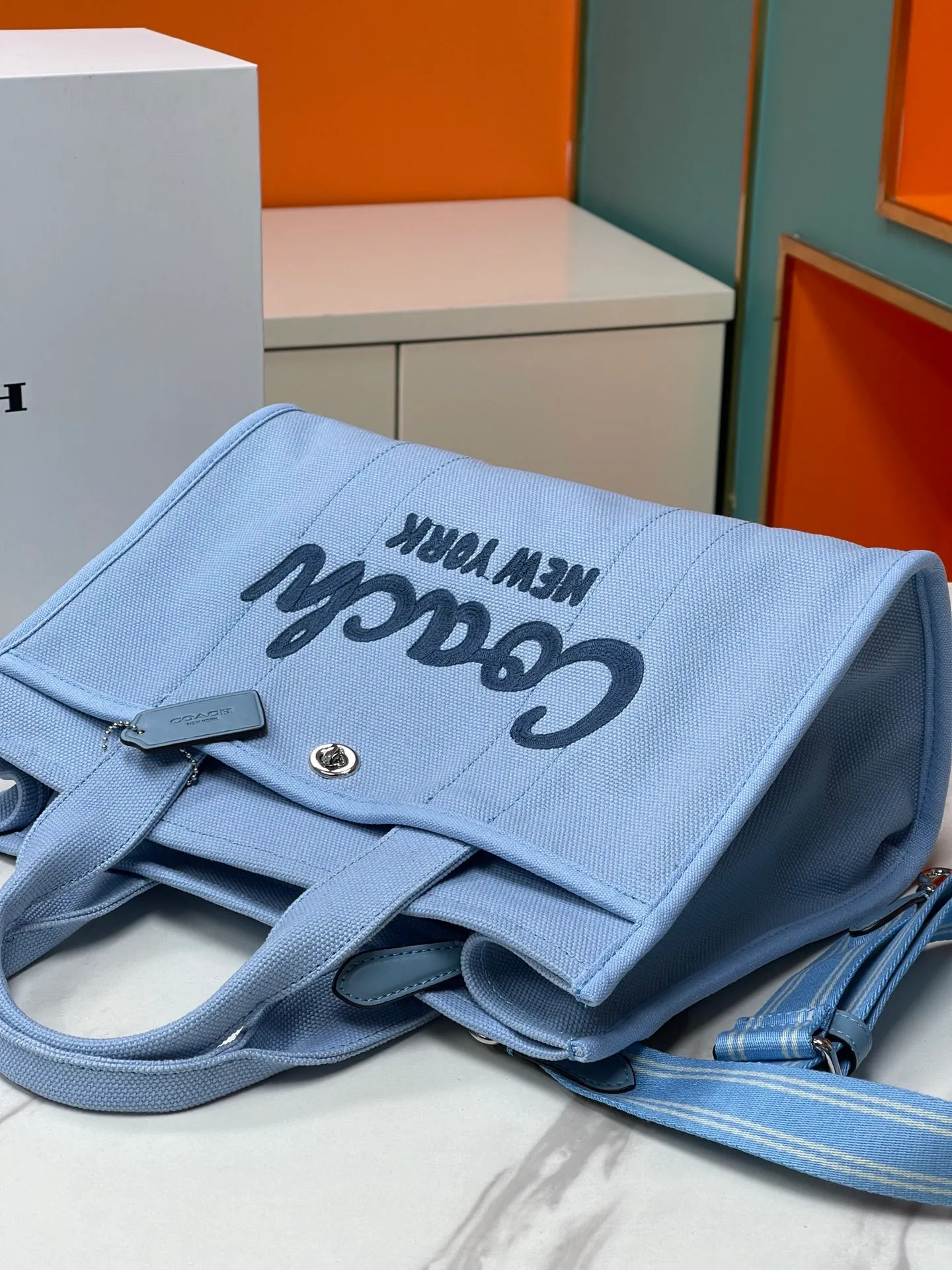 Top original order, batch 480💰Coach’s January new model CP416 cargo tote bag is a must-have for commuting and meets daily needs. Exquisite letter embroidery texture and full closed zipper design, very safe√Size: 33X24X14