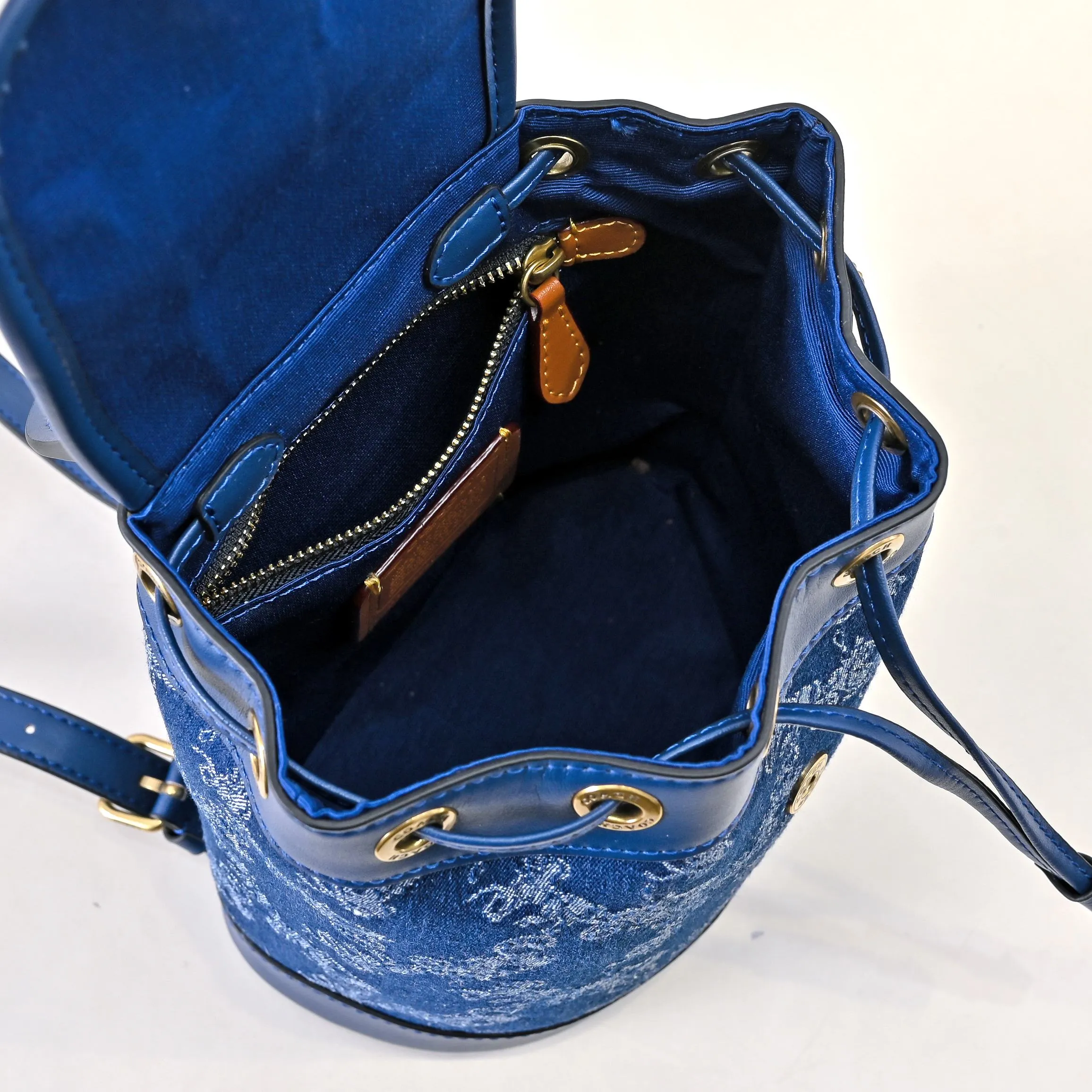 Style number: CAM31 Size: 17*11*22.5cm