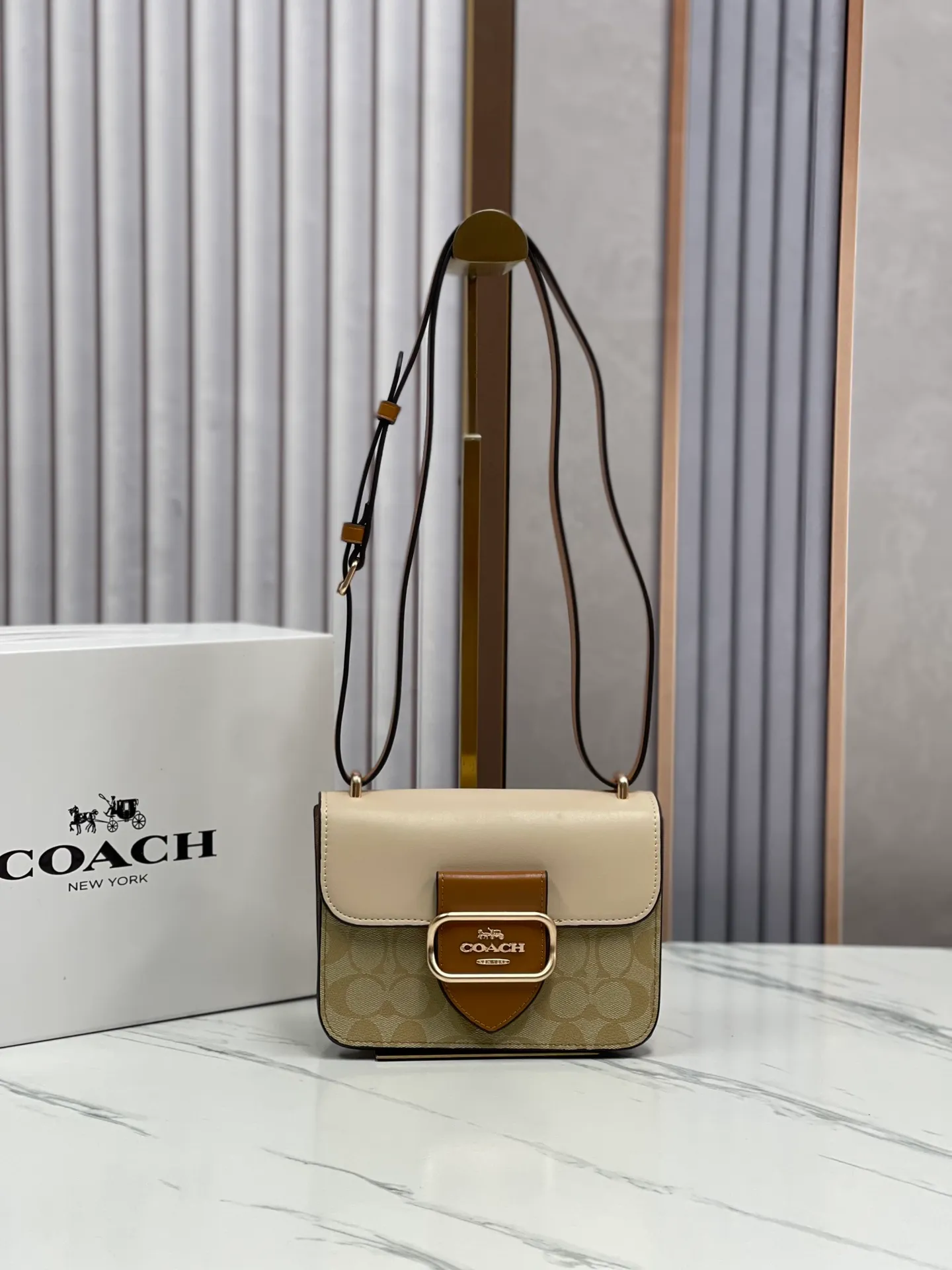 Top original order, batch 460💰coach/Coach new model CR329 Morgan series is a must-have for Valentine's Day gifts. Exquisite, compact and playful, wear-resistant and scratch-resistant. The built-in compartment can accommodate a variety of personal belongings. Girls don't have to worry about their belongings when going out. The shoulder strap can be adjusted diagonally or over one shoulder. Super practical size 18.5X15X6