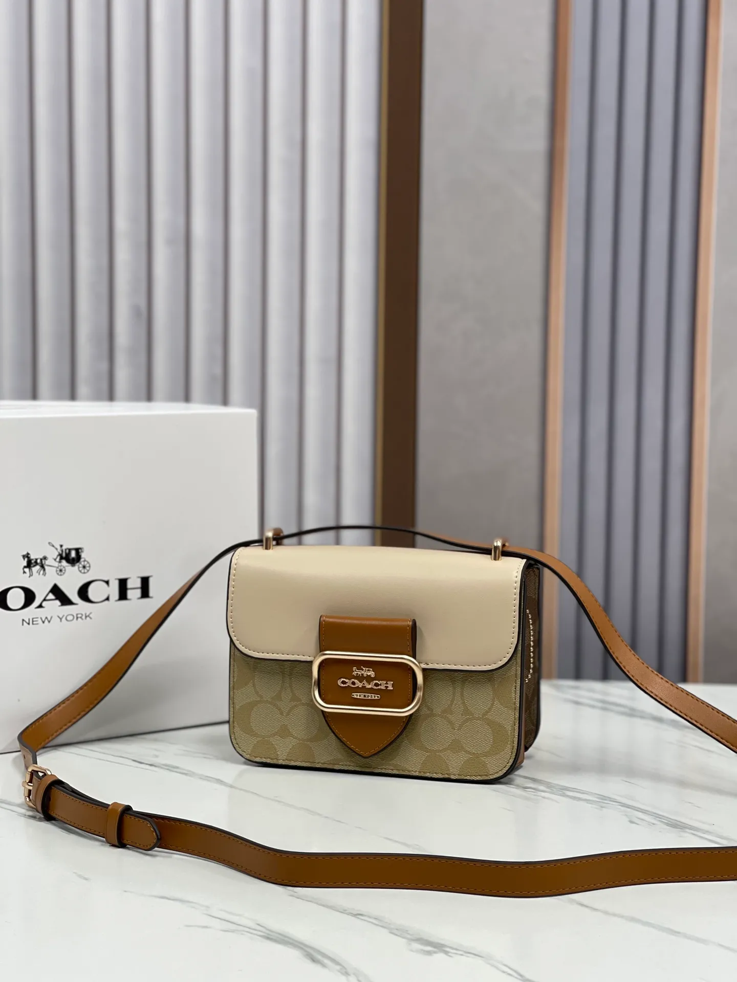Top original order, batch 460💰coach/Coach new model CR329 Morgan series is a must-have for Valentine's Day gifts. Exquisite, compact and playful, wear-resistant and scratch-resistant. The built-in compartment can accommodate a variety of personal belongings. Girls don't have to worry about their belongings when going out. The shoulder strap can be adjusted diagonally or over one shoulder. Super practical size 18.5X15X6