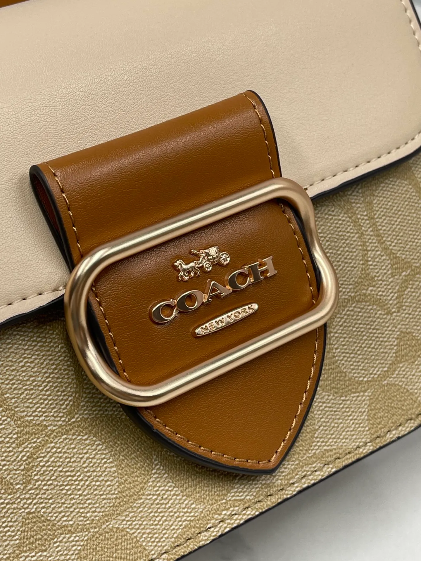 Top original order, batch 460💰coach/Coach new model CR329 Morgan series is a must-have for Valentine's Day gifts. Exquisite, compact and playful, wear-resistant and scratch-resistant. The built-in compartment can accommodate a variety of personal belongings. Girls don't have to worry about their belongings when going out. The shoulder strap can be adjusted diagonally or over one shoulder. Super practical size 18.5X15X6