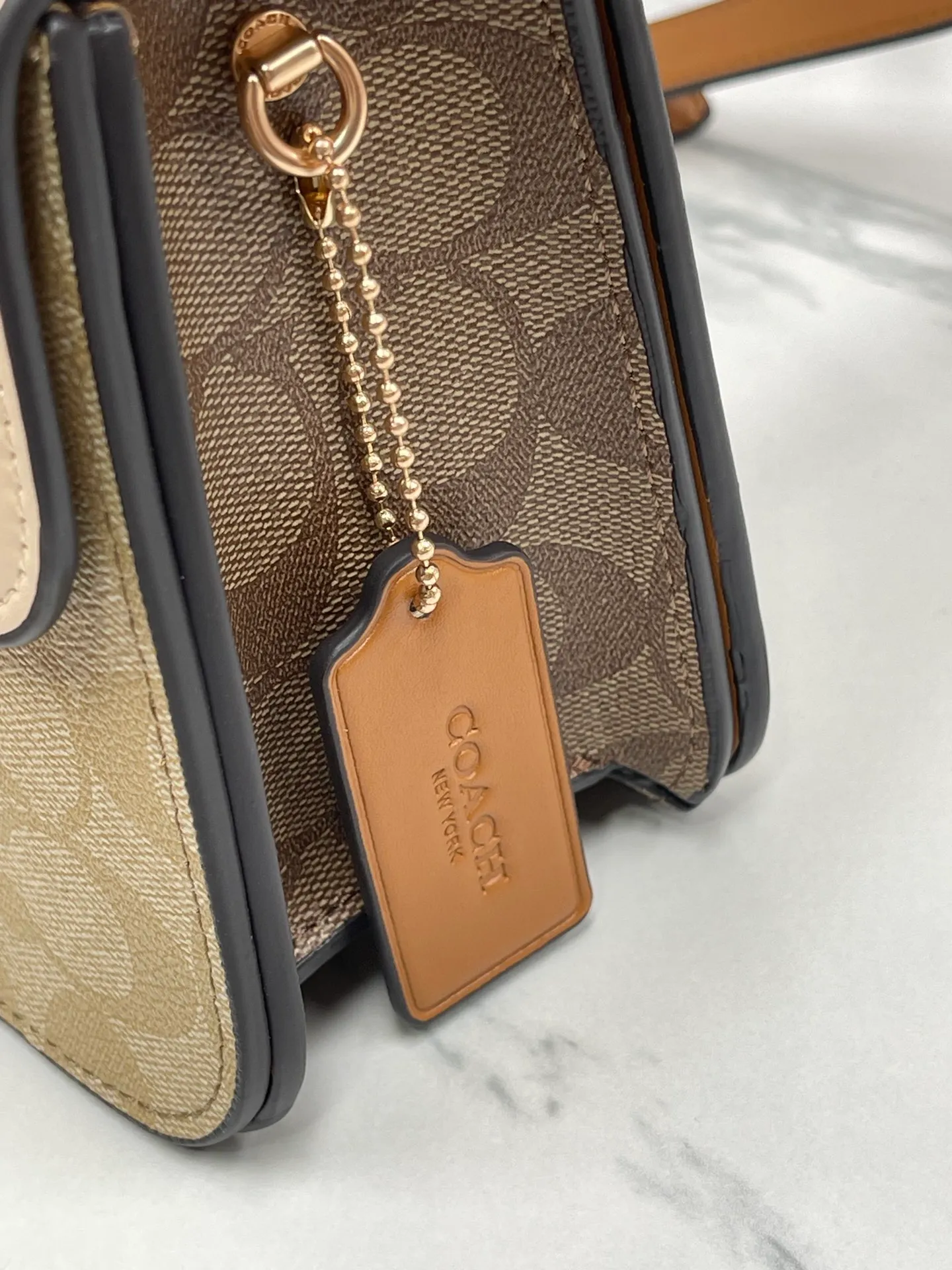 Top original order, batch 460💰coach/Coach new model CR329 Morgan series is a must-have for Valentine's Day gifts. Exquisite, compact and playful, wear-resistant and scratch-resistant. The built-in compartment can accommodate a variety of personal belongings. Girls don't have to worry about their belongings when going out. The shoulder strap can be adjusted diagonally or over one shoulder. Super practical size 18.5X15X6