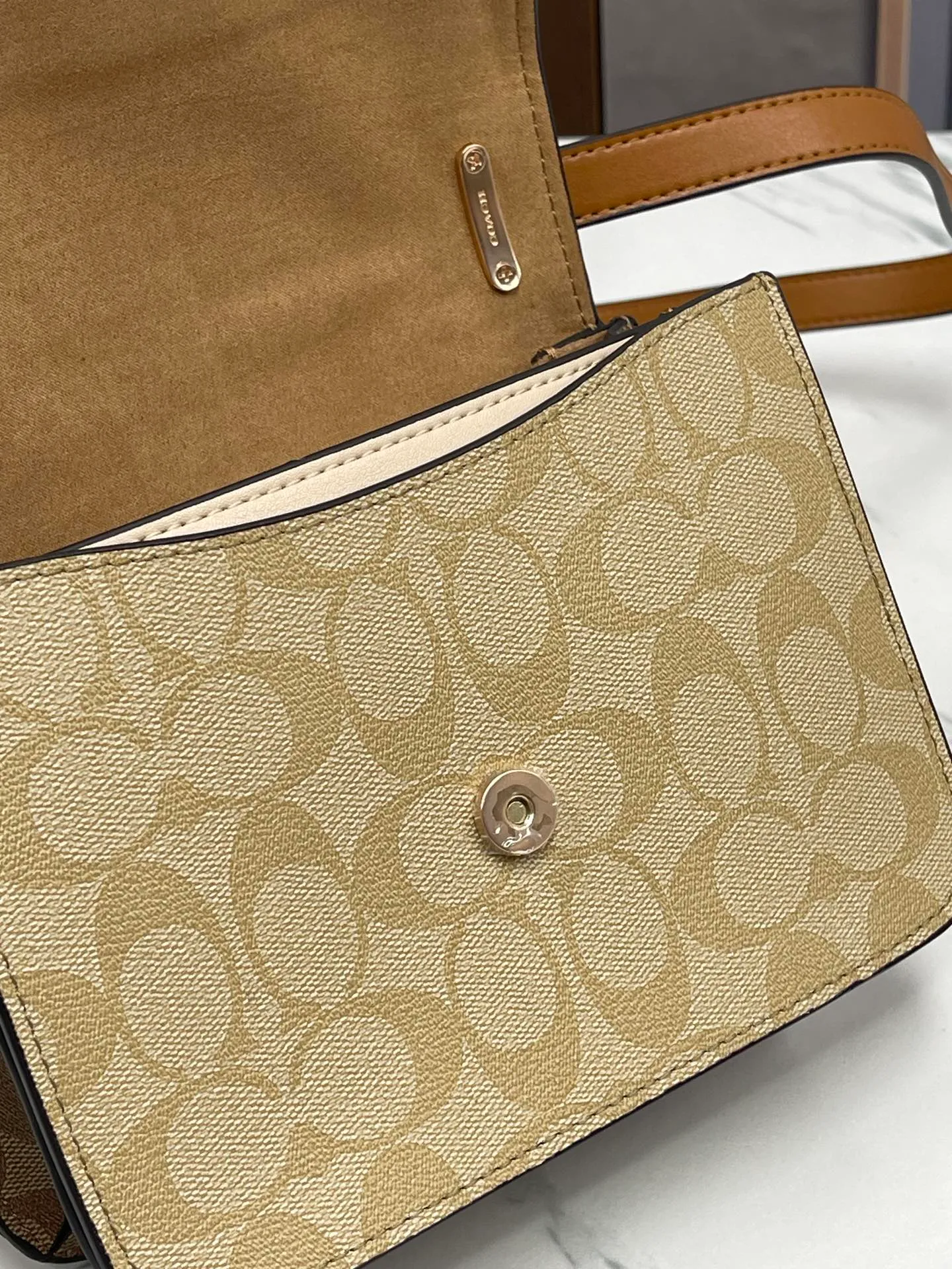 Top original order, batch 460💰coach/Coach new model CR329 Morgan series is a must-have for Valentine's Day gifts. Exquisite, compact and playful, wear-resistant and scratch-resistant. The built-in compartment can accommodate a variety of personal belongings. Girls don't have to worry about their belongings when going out. The shoulder strap can be adjusted diagonally or over one shoulder. Super practical size 18.5X15X6