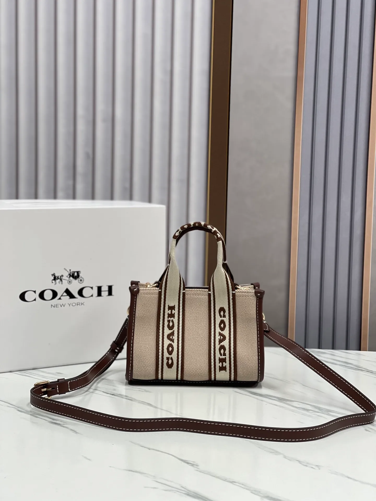 Batch 440💰Coach/Coach new model CS618 milk white canvas SMITH mini small canvas and leather retro hand-held crossbody bag, the upper body is small and cute, very versatile ~ 16.5x11x8cm.