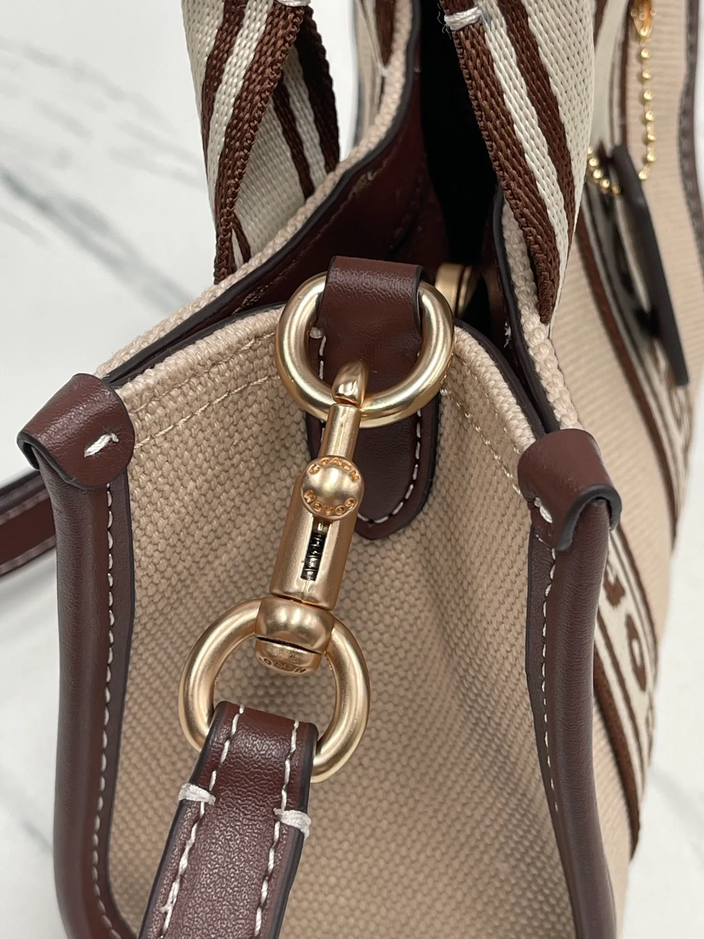 Batch 440💰Coach/Coach new model CS618 milk white canvas SMITH mini small canvas and leather retro hand-held crossbody bag, the upper body is small and cute, very versatile ~ 16.5x11x8cm.