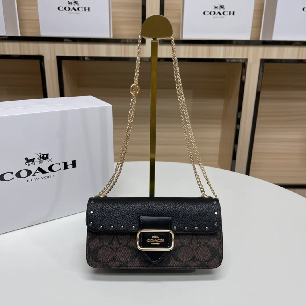 Top original order, batch 420💰New chain bag model CF474🚀Morgan series iron chain crossbody. My favorite small and portable iron chain bag. It is enough to carry small things when going out, and there is no problem with mobile phones. Matching: This version plus this color matching, it can be matched with anything. Versatile style! You can’t go wrong with anything. Small and cute. Chain: This is a chain shoulder strap, which can be changed at will, either long and cross-body, or short on the side. You can also use it as an evening bag without the shoulder strap. It’s so beautiful and versatile ~ Size: 20*10*4.5.