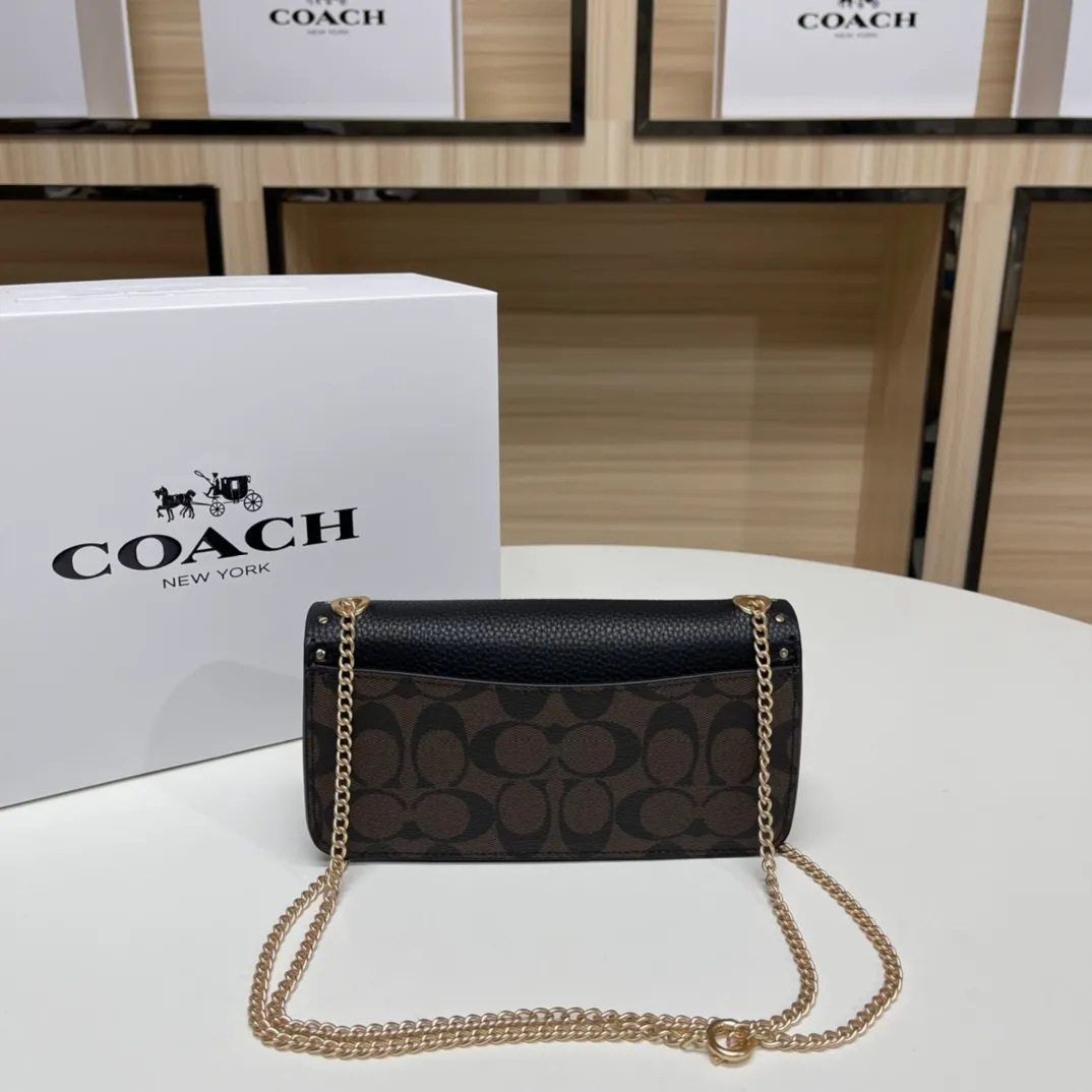 Top original order, batch 420💰New chain bag model CF474🚀Morgan series iron chain crossbody. My favorite small and portable iron chain bag. It is enough to carry small things when going out, and there is no problem with mobile phones. Matching: This version plus this color matching, it can be matched with anything. Versatile style! You can’t go wrong with anything. Small and cute. Chain: This is a chain shoulder strap, which can be changed at will, either long and cross-body, or short on the side. You can also use it as an evening bag without the shoulder strap. It’s so beautiful and versatile ~ Size: 20*10*4.5.