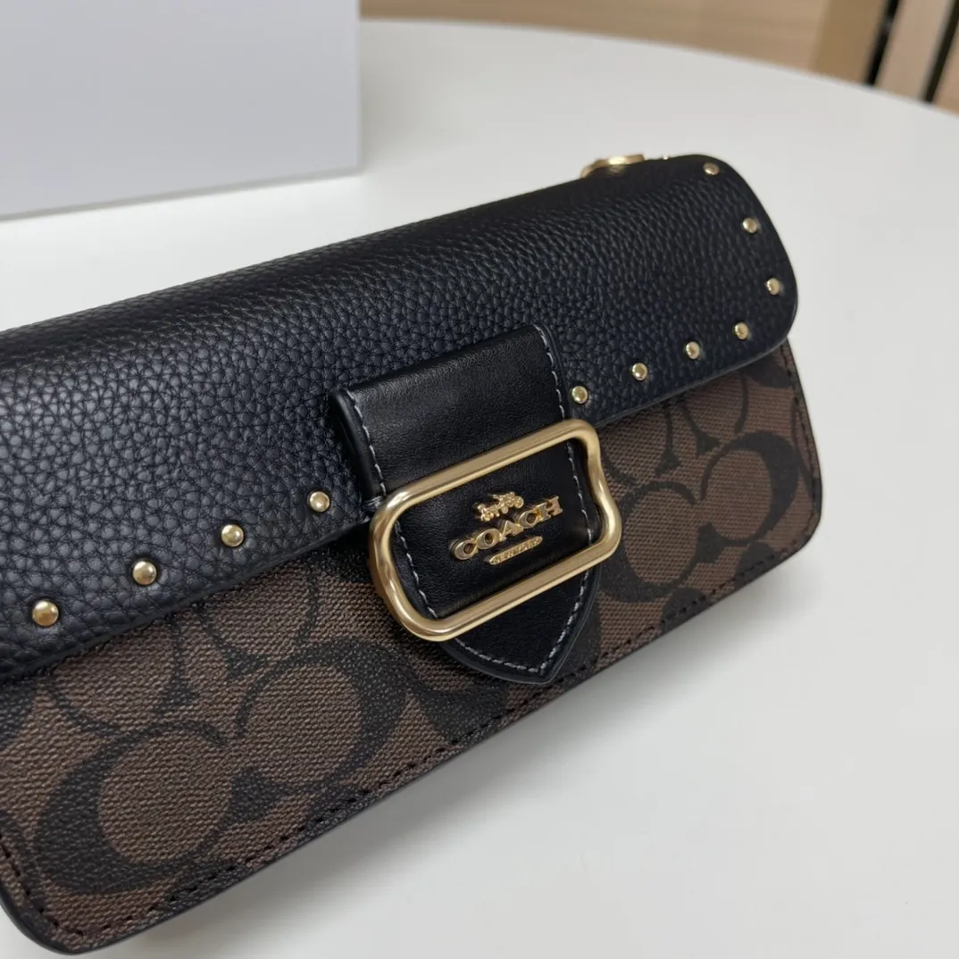Top original order, batch 420💰New chain bag model CF474🚀Morgan series iron chain crossbody. My favorite small and portable iron chain bag. It is enough to carry small things when going out, and there is no problem with mobile phones. Matching: This version plus this color matching, it can be matched with anything. Versatile style! You can’t go wrong with anything. Small and cute. Chain: This is a chain shoulder strap, which can be changed at will, either long and cross-body, or short on the side. You can also use it as an evening bag without the shoulder strap. It’s so beautiful and versatile ~ Size: 20*10*4.5.
