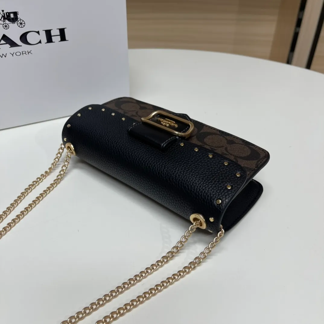 Top original order, batch 420💰New chain bag model CF474🚀Morgan series iron chain crossbody. My favorite small and portable iron chain bag. It is enough to carry small things when going out, and there is no problem with mobile phones. Matching: This version plus this color matching, it can be matched with anything. Versatile style! You can’t go wrong with anything. Small and cute. Chain: This is a chain shoulder strap, which can be changed at will, either long and cross-body, or short on the side. You can also use it as an evening bag without the shoulder strap. It’s so beautiful and versatile ~ Size: 20*10*4.5.