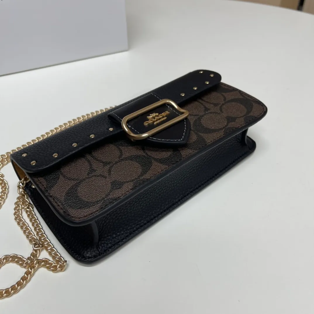 Top original order, batch 420💰New chain bag model CF474🚀Morgan series iron chain crossbody. My favorite small and portable iron chain bag. It is enough to carry small things when going out, and there is no problem with mobile phones. Matching: This version plus this color matching, it can be matched with anything. Versatile style! You can’t go wrong with anything. Small and cute. Chain: This is a chain shoulder strap, which can be changed at will, either long and cross-body, or short on the side. You can also use it as an evening bag without the shoulder strap. It’s so beautiful and versatile ~ Size: 20*10*4.5.