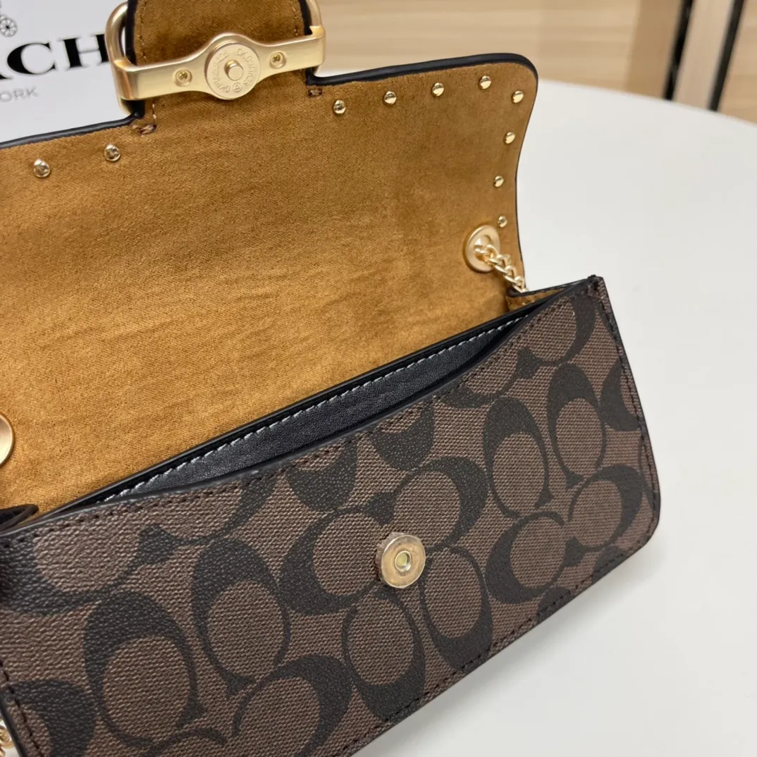 Top original order, batch 420💰New chain bag model CF474🚀Morgan series iron chain crossbody. My favorite small and portable iron chain bag. It is enough to carry small things when going out, and there is no problem with mobile phones. Matching: This version plus this color matching, it can be matched with anything. Versatile style! You can’t go wrong with anything. Small and cute. Chain: This is a chain shoulder strap, which can be changed at will, either long and cross-body, or short on the side. You can also use it as an evening bag without the shoulder strap. It’s so beautiful and versatile ~ Size: 20*10*4.5.