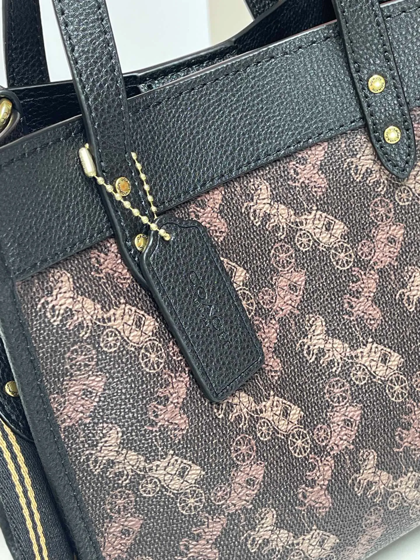 Batch 420💰coach/Coach new counter new color model number CM710. Coach Field Tote 22 Classic C logo series tote, simple yet high-end. Square and square. It looks cute and cute. It can be carried in the hand, on the shoulder, or cross-body. It is versatile and practical. It is super popular ~ the favorite of petite girls~ Size: 22*21*12 cm,