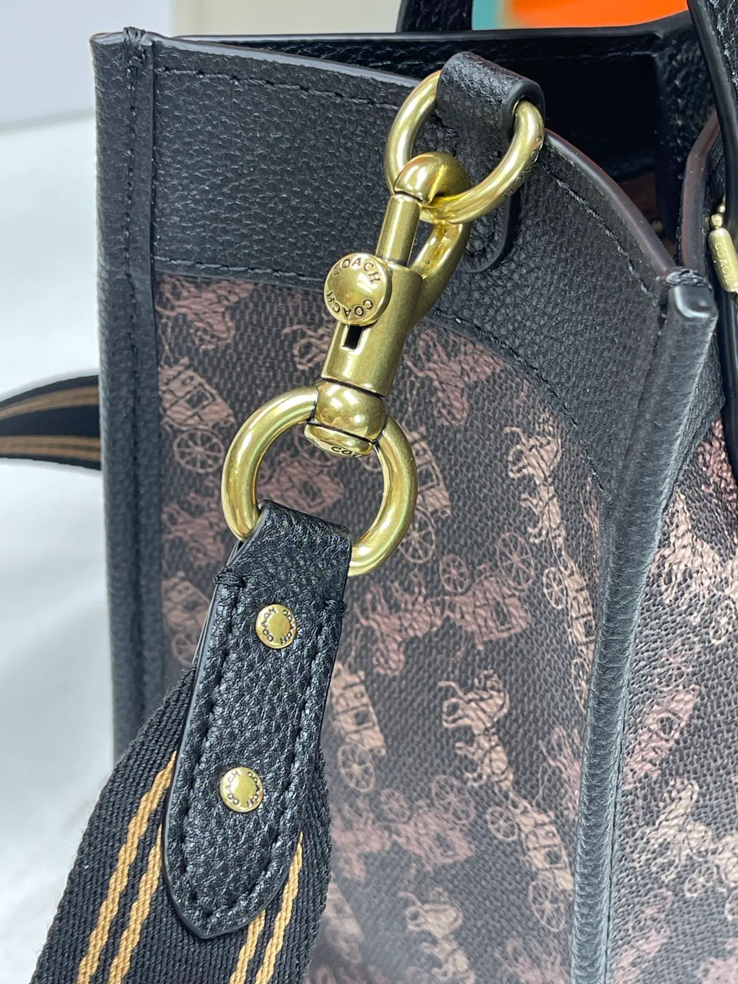 Batch 420💰coach/Coach new counter new color model number CM710. Coach Field Tote 22 Classic C logo series tote, simple yet high-end. Square and square. It looks cute and cute. It can be carried in the hand, on the shoulder, or cross-body. It is versatile and practical. It is super popular ~ the favorite of petite girls~ Size: 22*21*12 cm,