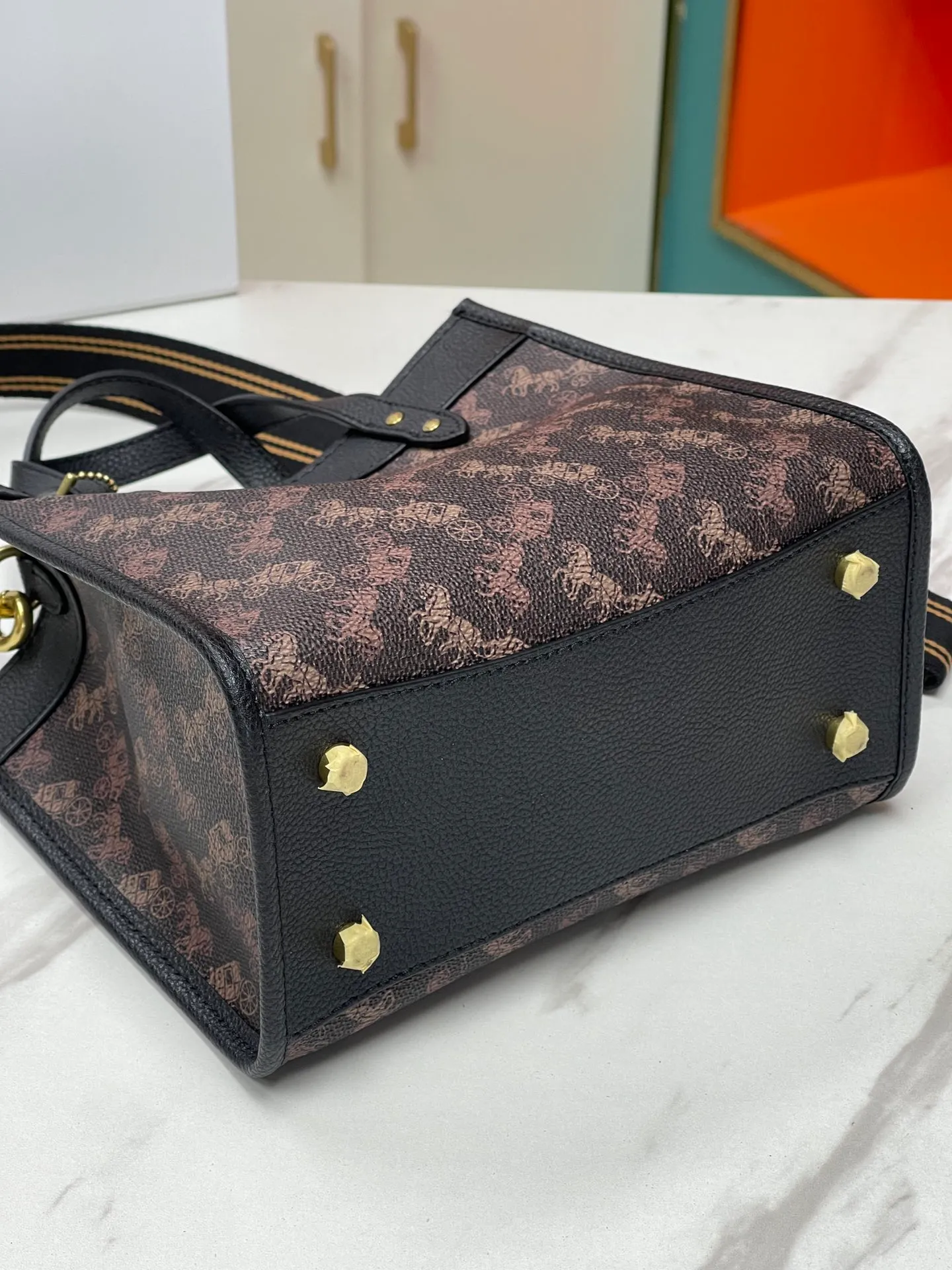 Batch 420💰coach/Coach new counter new color model number CM710. Coach Field Tote 22 Classic C logo series tote, simple yet high-end. Square and square. It looks cute and cute. It can be carried in the hand, on the shoulder, or cross-body. It is versatile and practical. It is super popular ~ the favorite of petite girls~ Size: 22*21*12 cm,