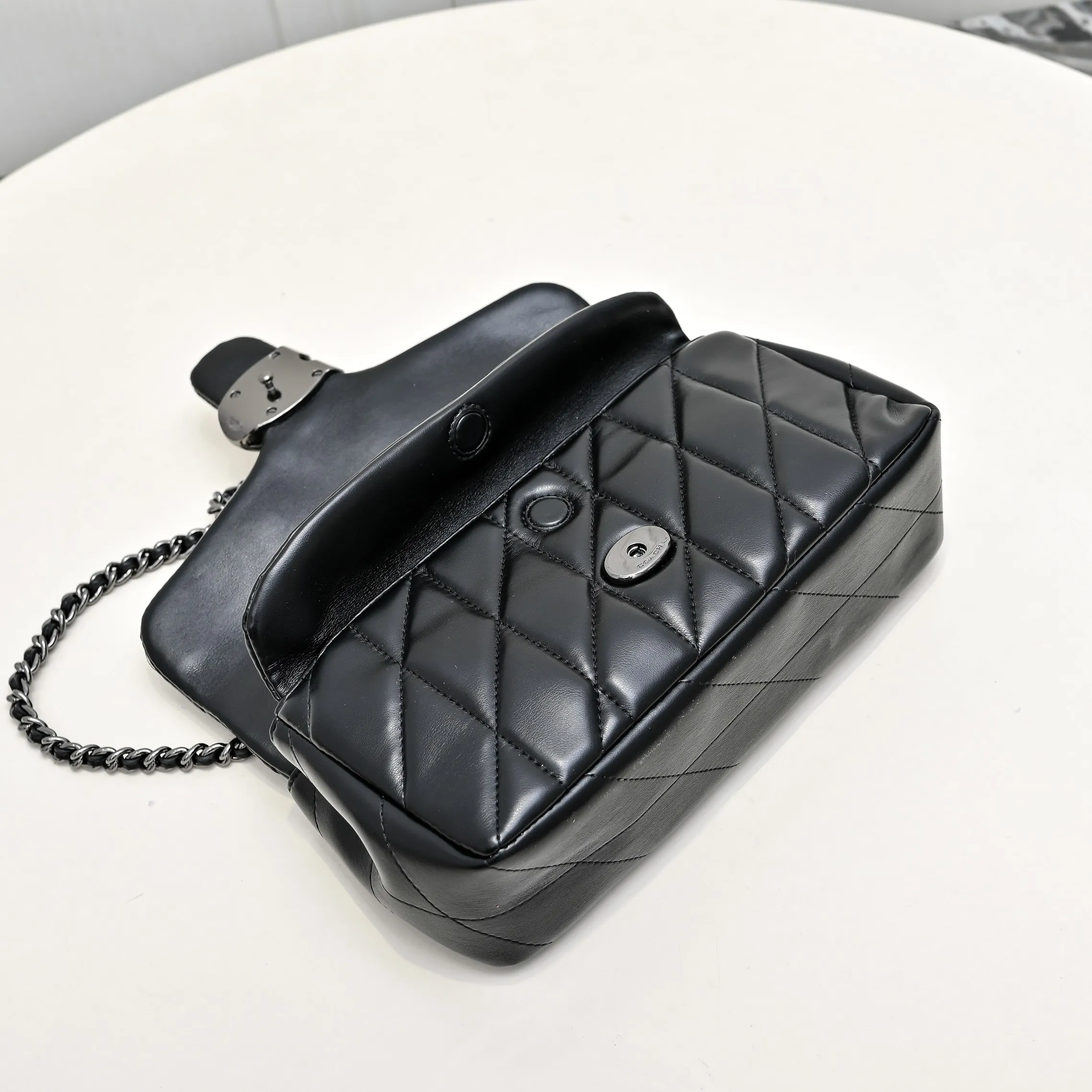 P440 [Top original order] Large silver buckle Style number CP300 Size: 26*18*4cm