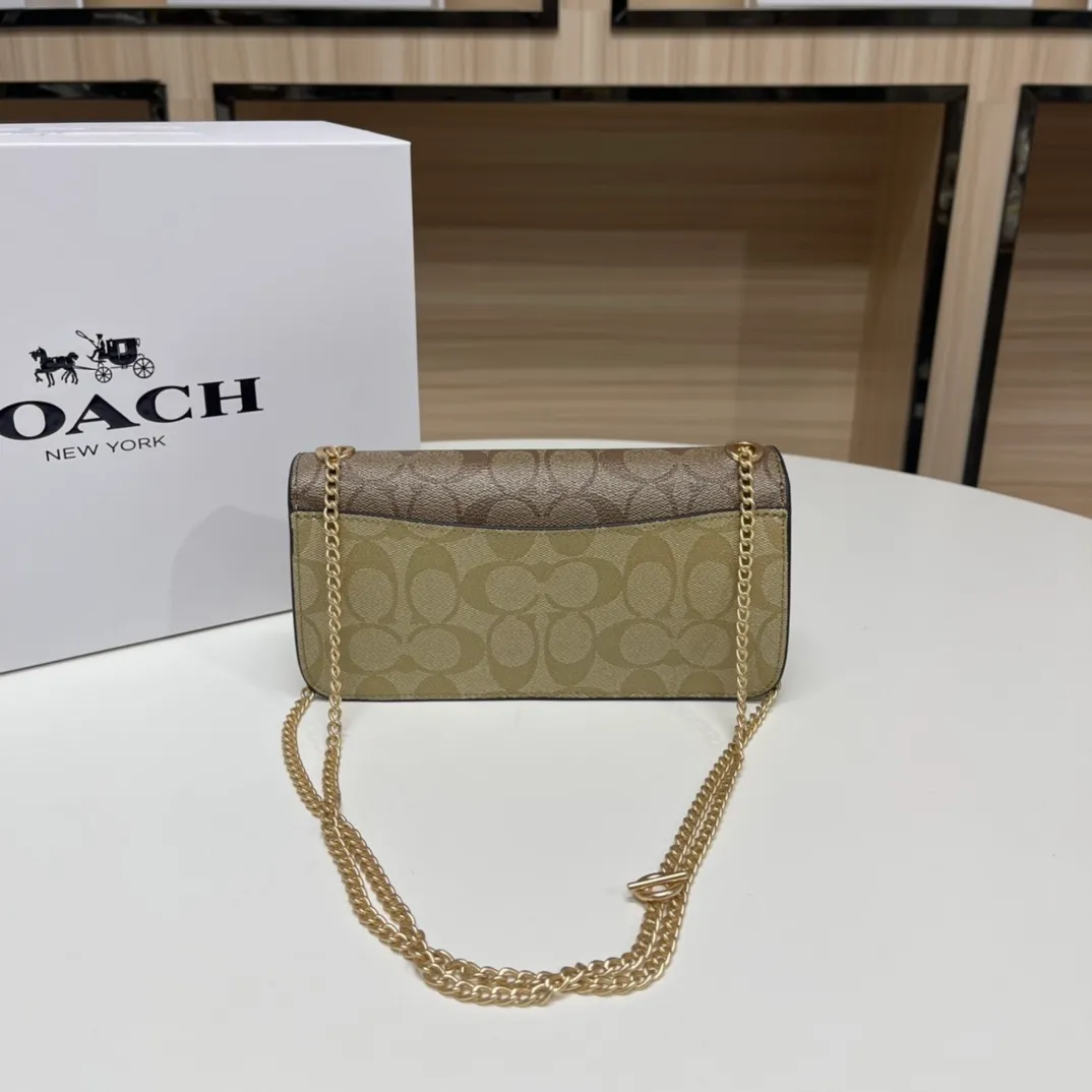 Top original order, batch 420💰New chain bag model CF167🚀Morgan series iron chain crossbody. My favorite small and portable iron chain bag. It is enough to carry small things when going out, and there is no problem with mobile phones. Matching: This version plus this color matching, it can be matched with anything. Versatile style! You can’t go wrong with anything. Small and cute. Chain: This is a chain shoulder strap, which can be changed at will, either long and cross-body, or short on the side. You can also use it as an evening bag without the shoulder strap. It’s so beautiful and versatile ~ Size: 20*10*4.5.