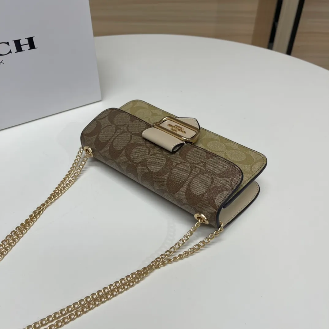 Top original order, batch 420💰New chain bag model CF167🚀Morgan series iron chain crossbody. My favorite small and portable iron chain bag. It is enough to carry small things when going out, and there is no problem with mobile phones. Matching: This version plus this color matching, it can be matched with anything. Versatile style! You can’t go wrong with anything. Small and cute. Chain: This is a chain shoulder strap, which can be changed at will, either long and cross-body, or short on the side. You can also use it as an evening bag without the shoulder strap. It’s so beautiful and versatile ~ Size: 20*10*4.5.