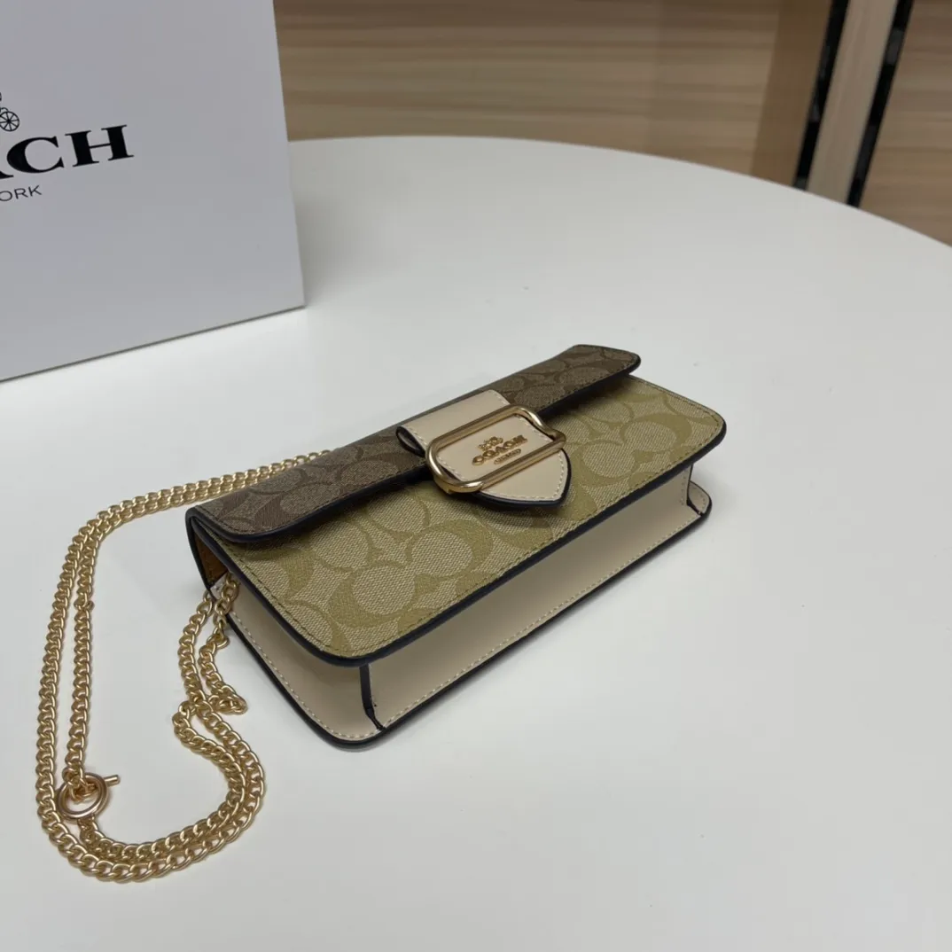 Top original order, batch 420💰New chain bag model CF167🚀Morgan series iron chain crossbody. My favorite small and portable iron chain bag. It is enough to carry small things when going out, and there is no problem with mobile phones. Matching: This version plus this color matching, it can be matched with anything. Versatile style! You can’t go wrong with anything. Small and cute. Chain: This is a chain shoulder strap, which can be changed at will, either long and cross-body, or short on the side. You can also use it as an evening bag without the shoulder strap. It’s so beautiful and versatile ~ Size: 20*10*4.5.