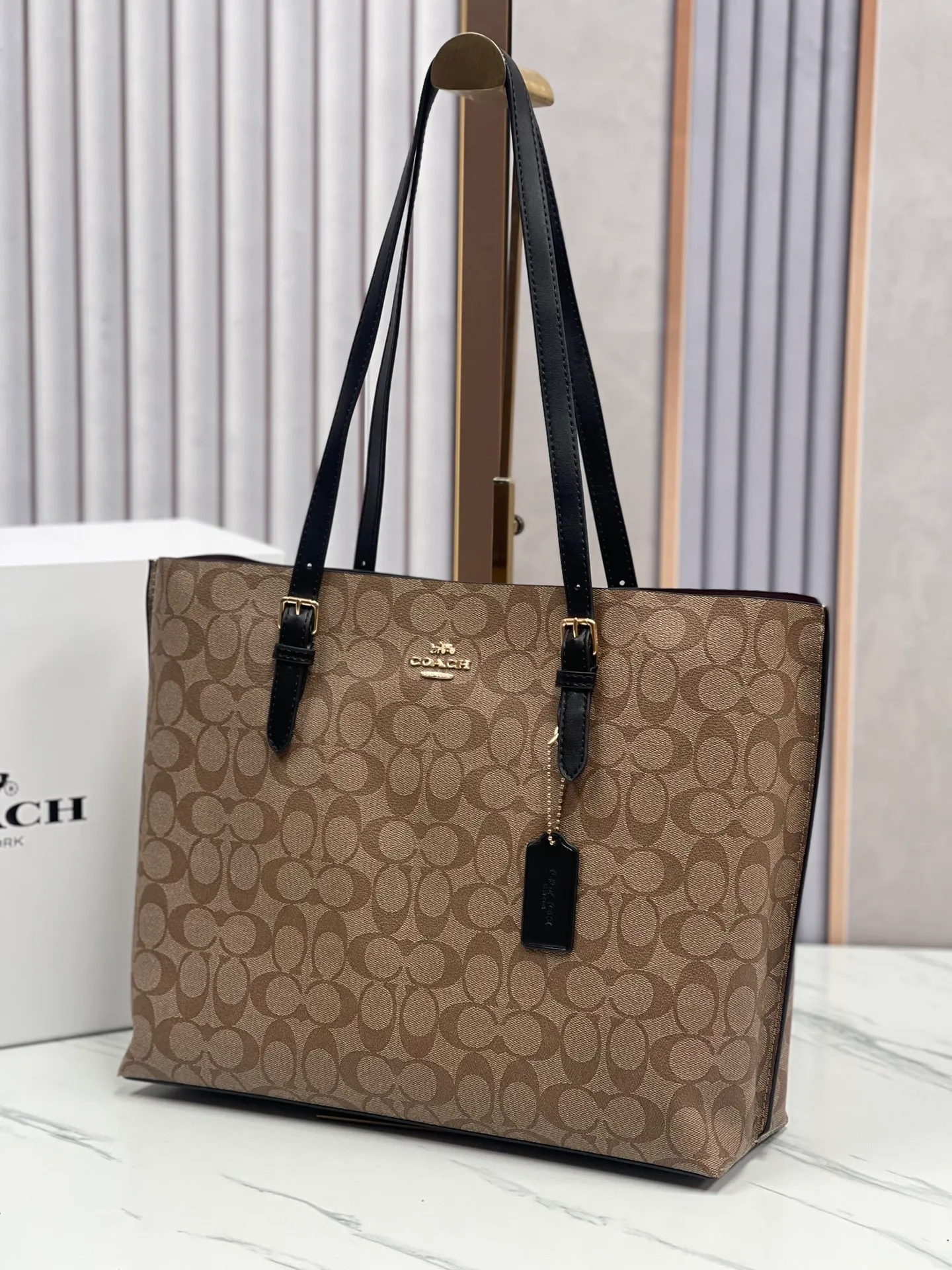 P440¥Coach’s counter model mollie tote series, model 1665, the new tote bag, the latest style, with compartments and zippers, convenient and private, and will make you consciously load them in categories. New bag appearance, large capacity, original opening. Size approximately 34/13/28,